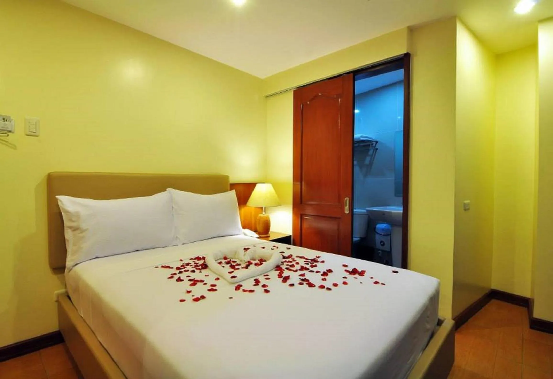 Photo of the whole room, Bed in The Well Hotel