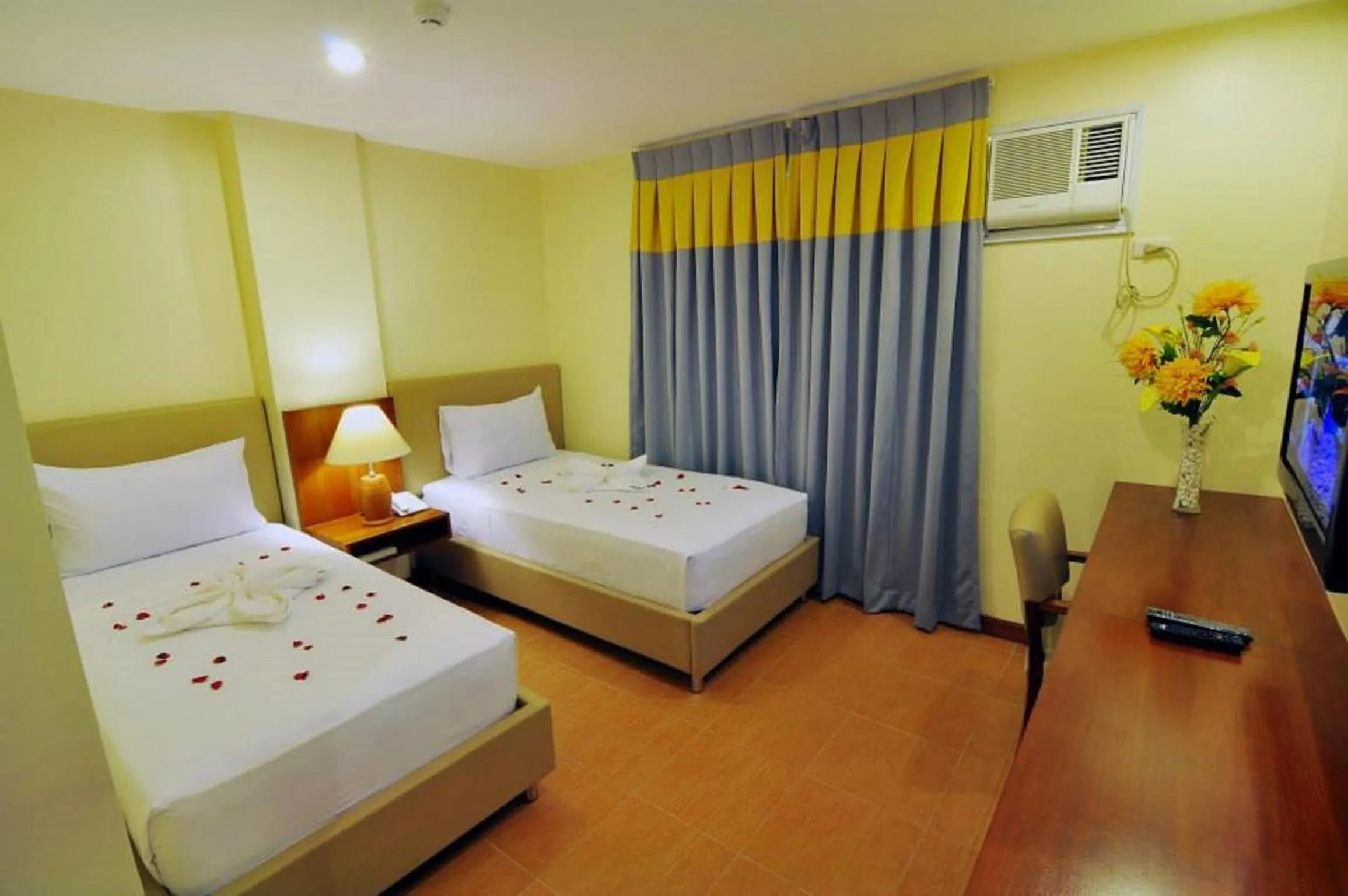 Photo of the whole room, Bed in The Well Hotel