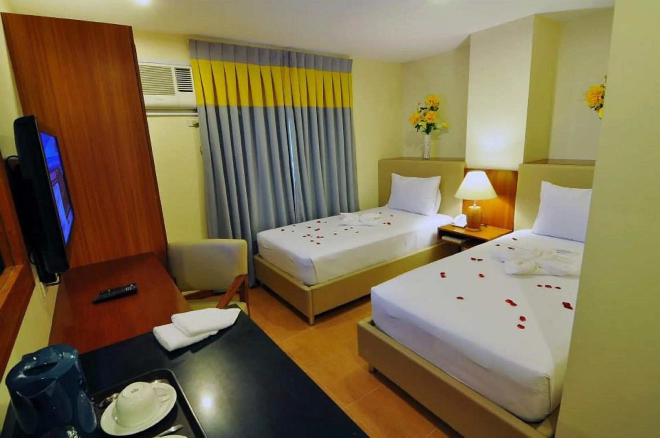 Photo of the whole room, Bed in The Well Hotel