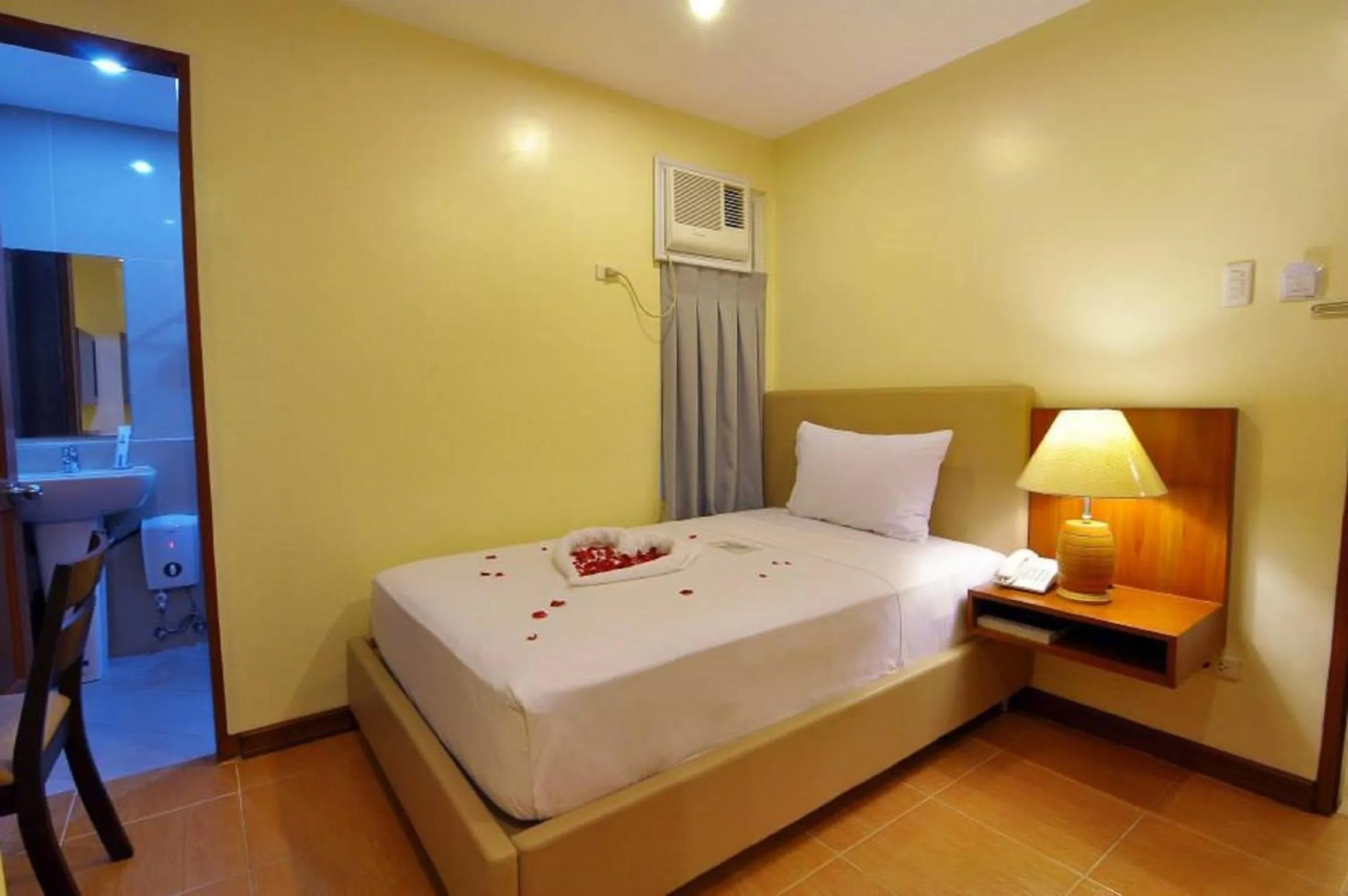 Photo of the whole room, Bed in The Well Hotel