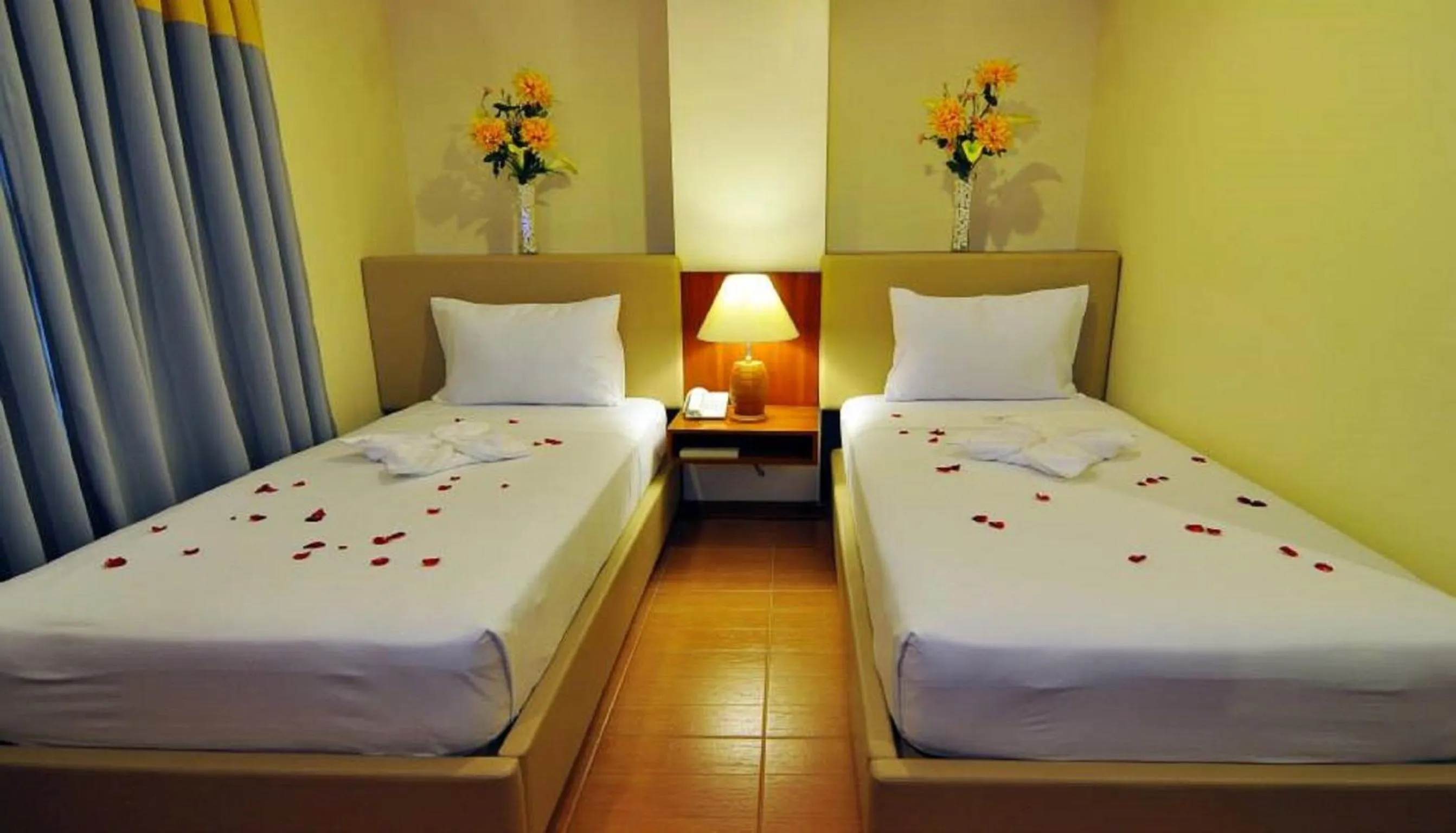 Photo of the whole room, Bed in The Well Hotel