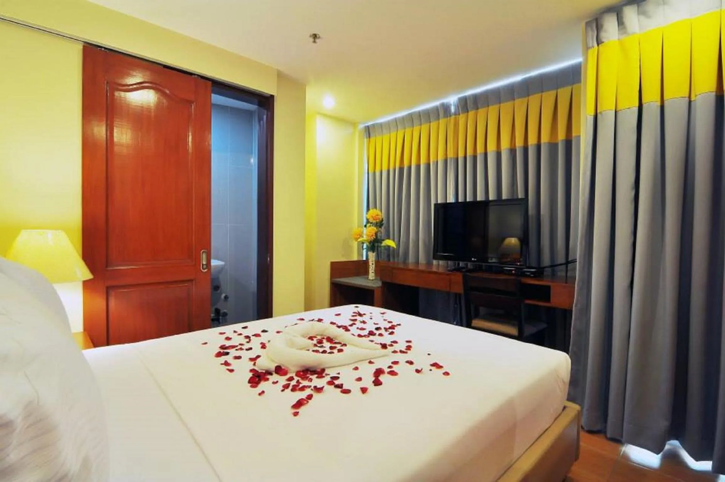 Photo of the whole room, Bed in The Well Hotel