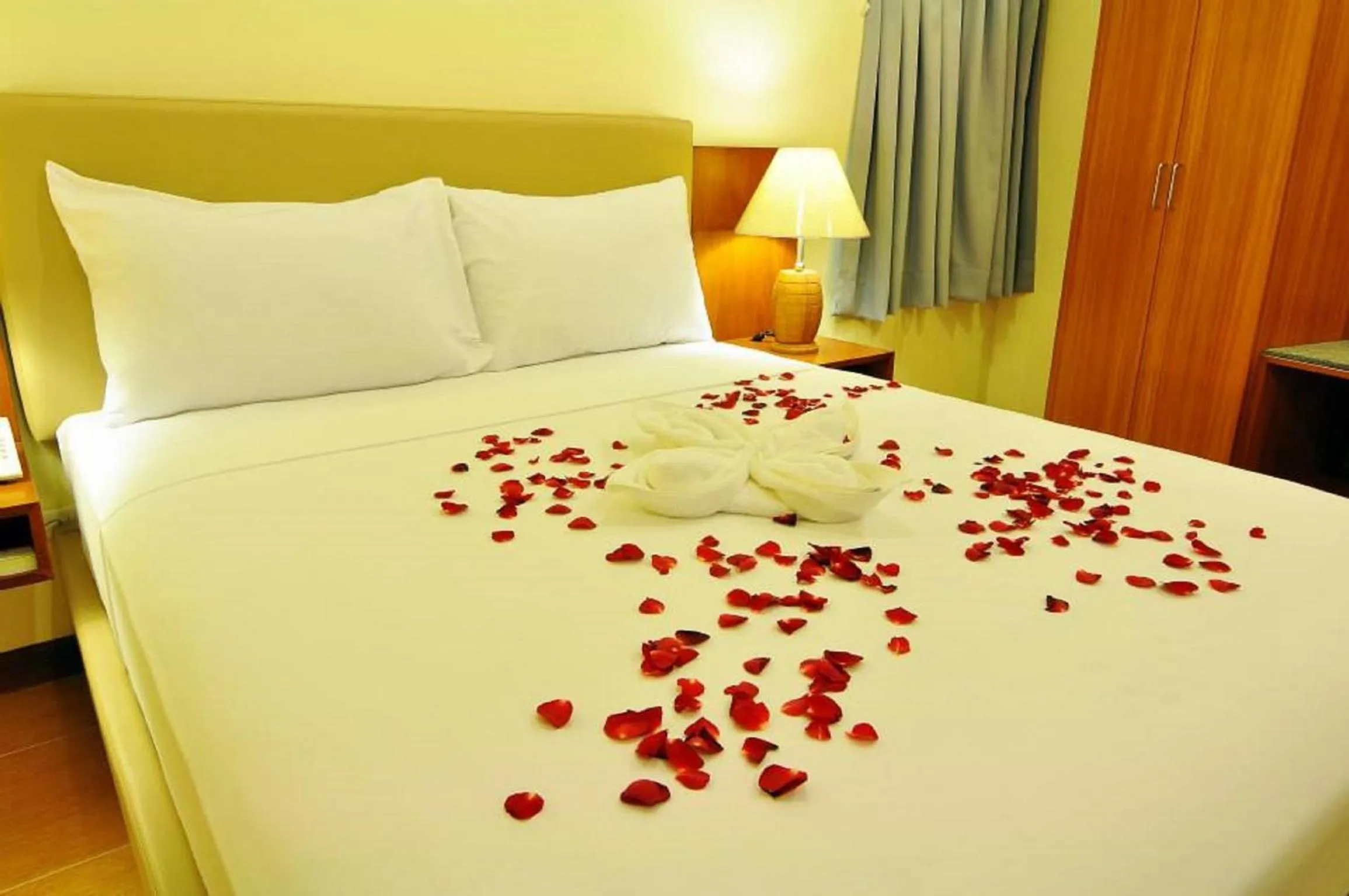 Photo of the whole room, Bed in The Well Hotel