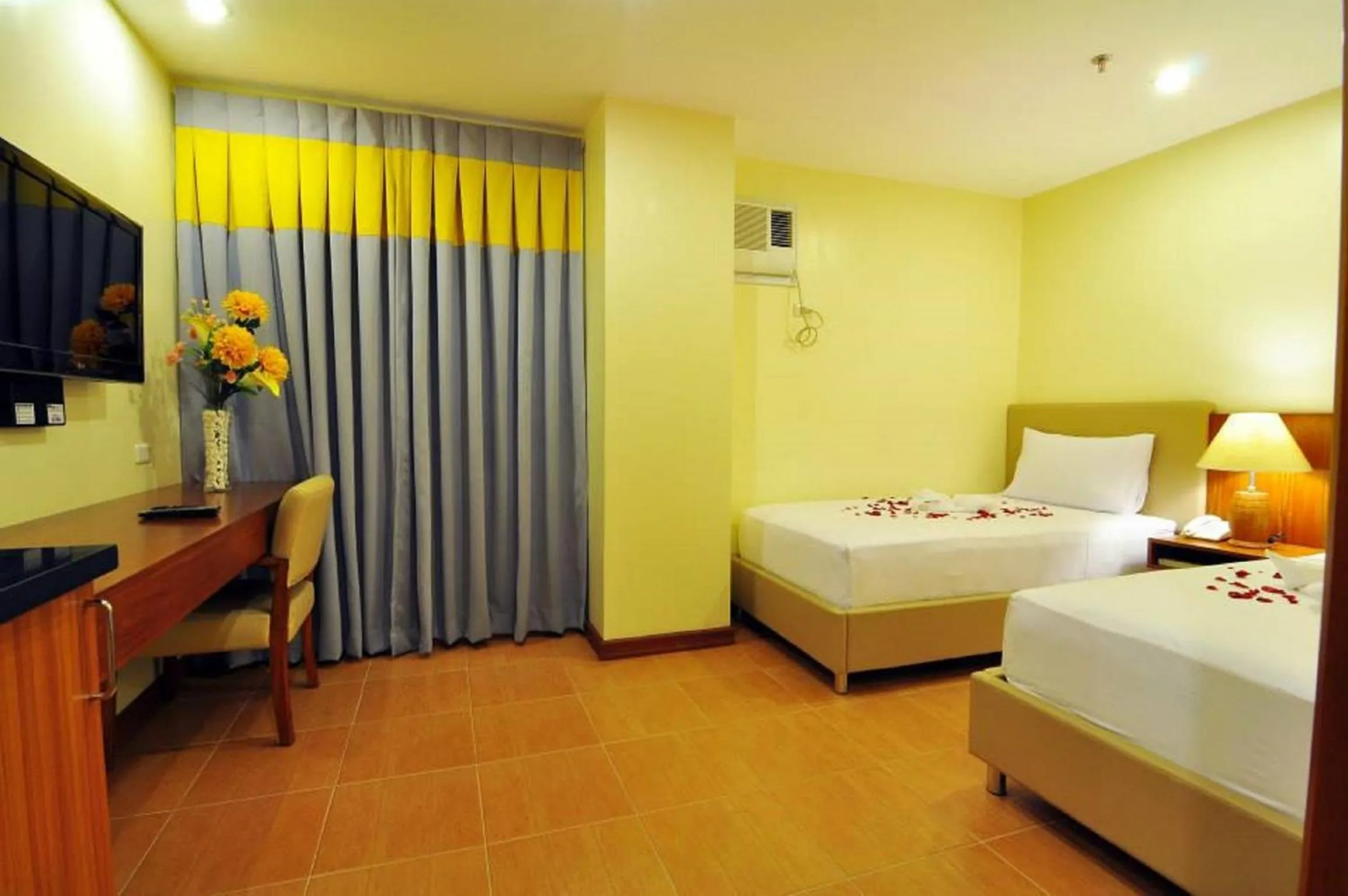 Photo of the whole room, Bed in The Well Hotel