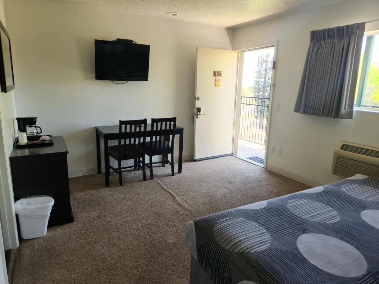 Photo of the whole room, Bed in The View Motel