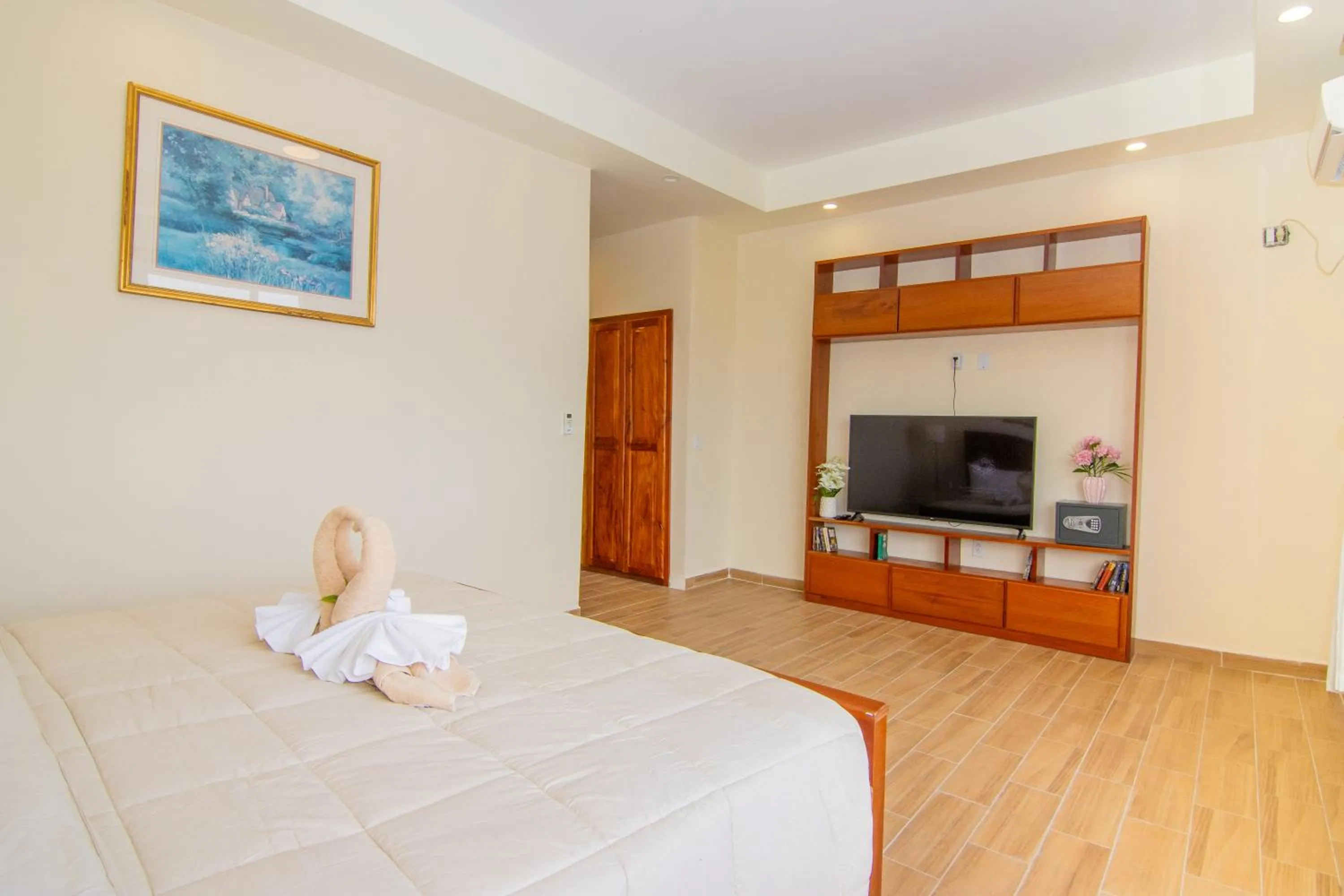 Bedroom, Bed in Tropical Palace Hotel