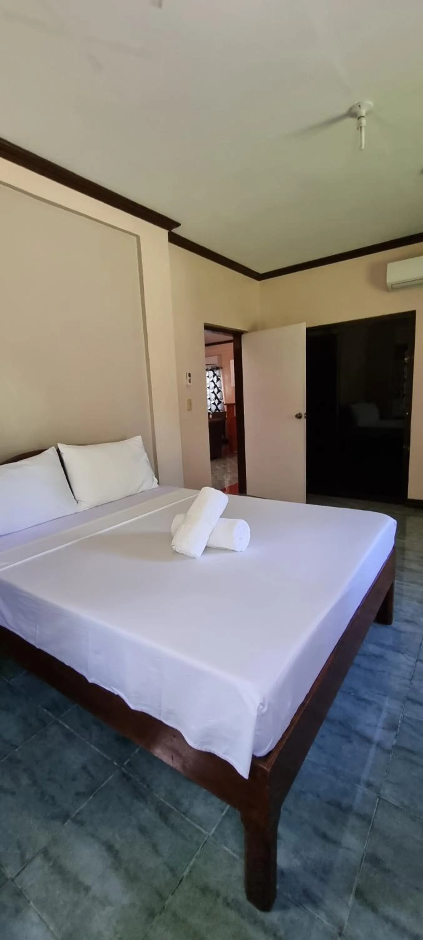 Bed in Malapascua Starlight Resort