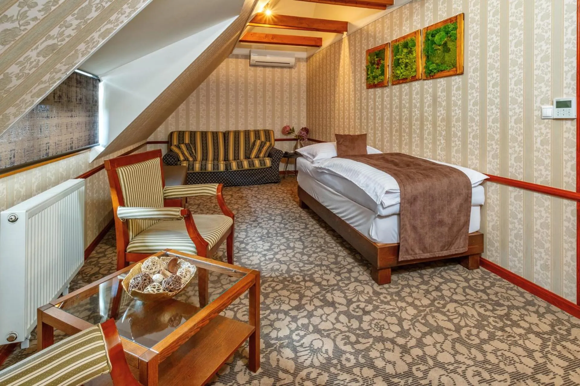 Photo of the whole room, Bed in Hotel Golden Eagle