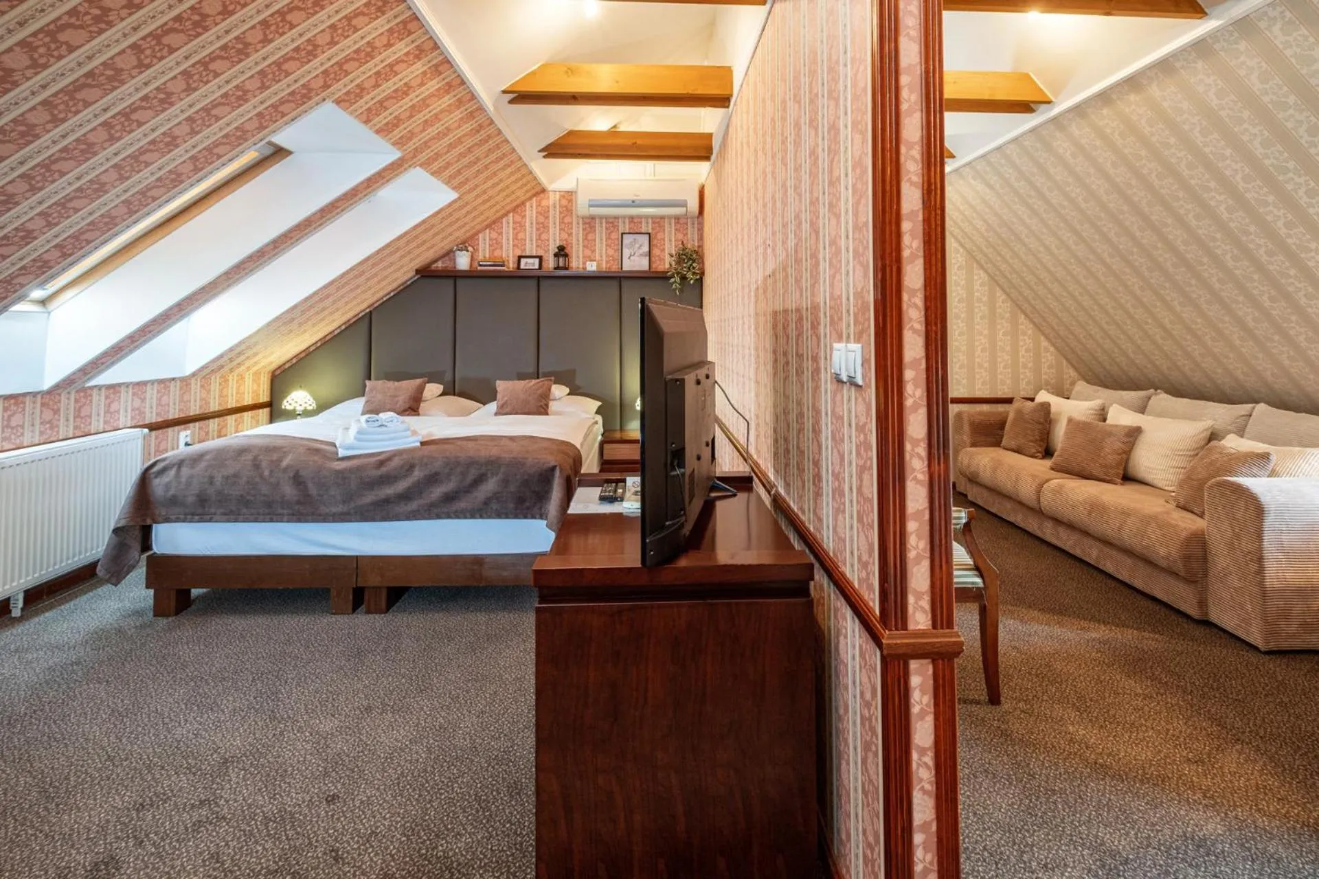 Photo of the whole room, Bed in Hotel Golden Eagle