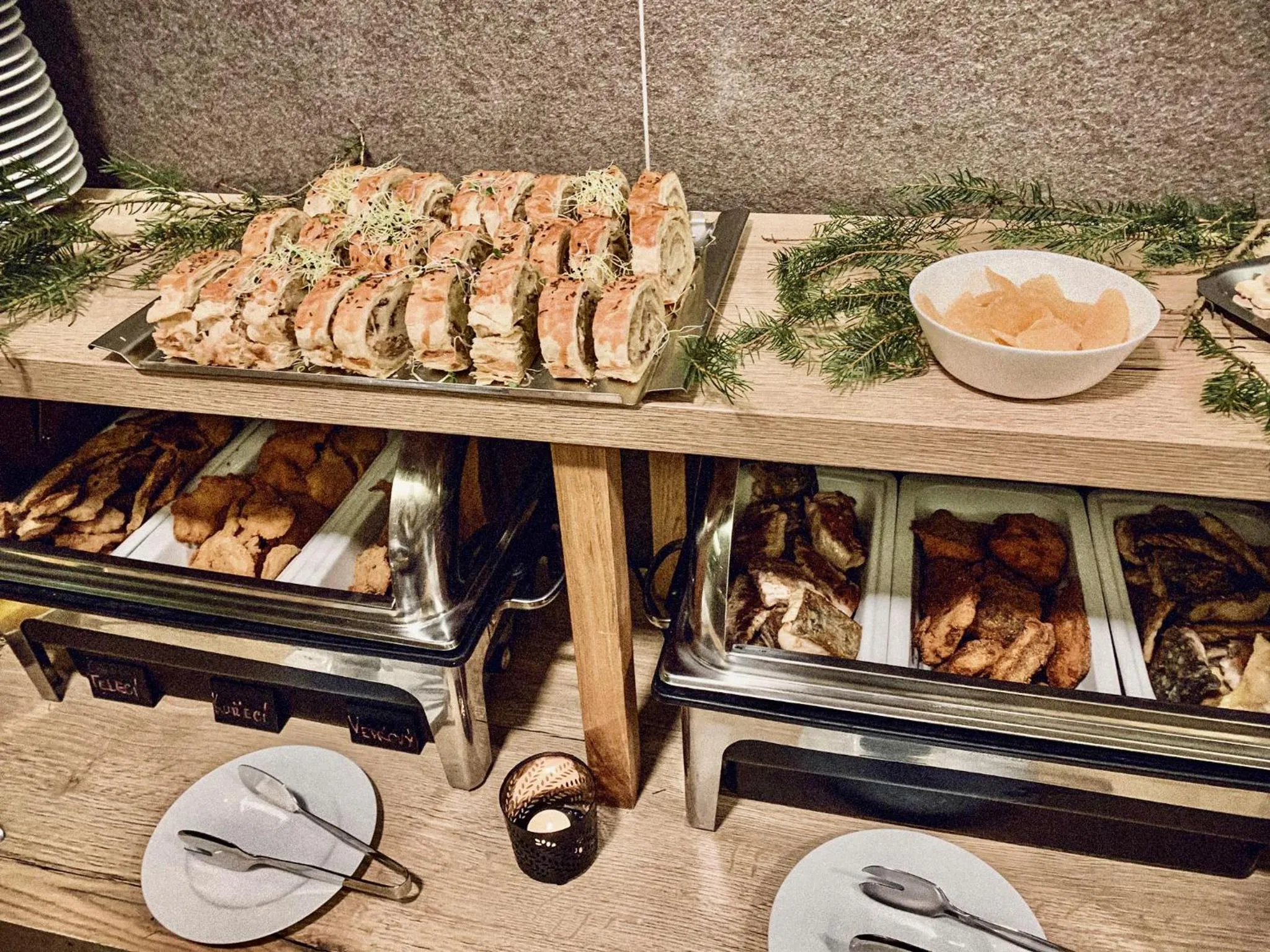 Restaurant/places to eat in HOTEL PECR WELL