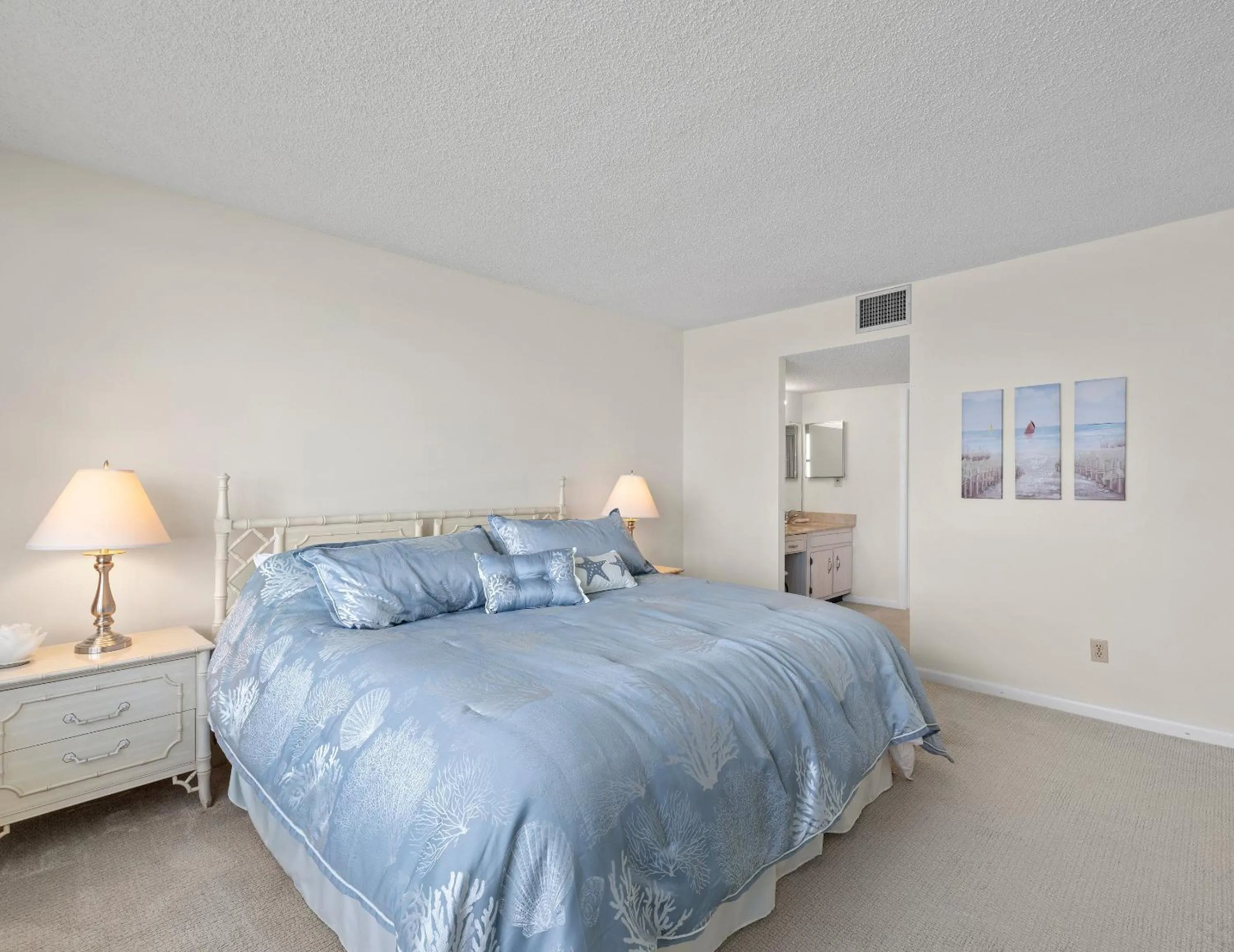 Property building, Bed in Palms of Bay Beach 4F