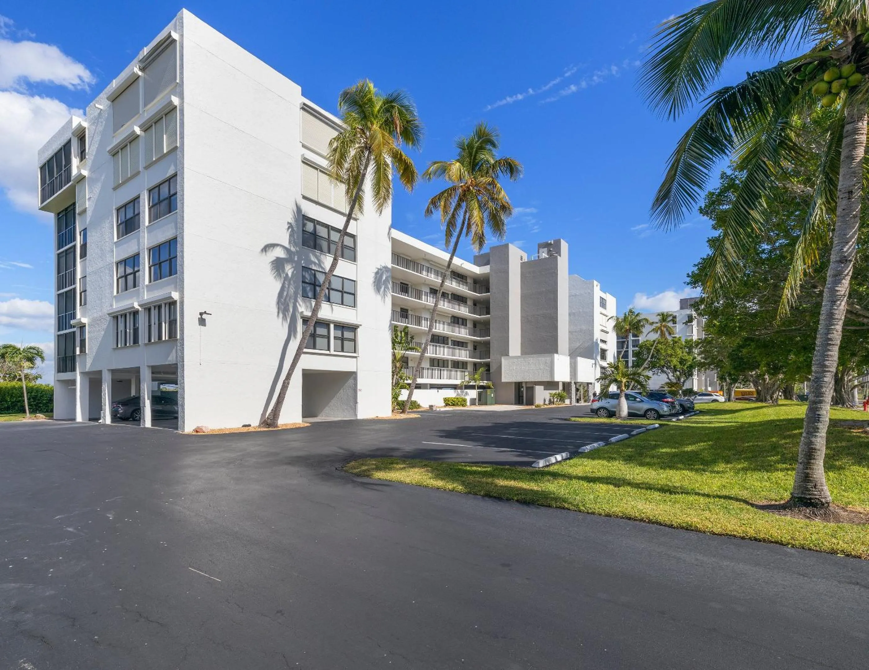 Property building in Palms of Bay Beach 4F