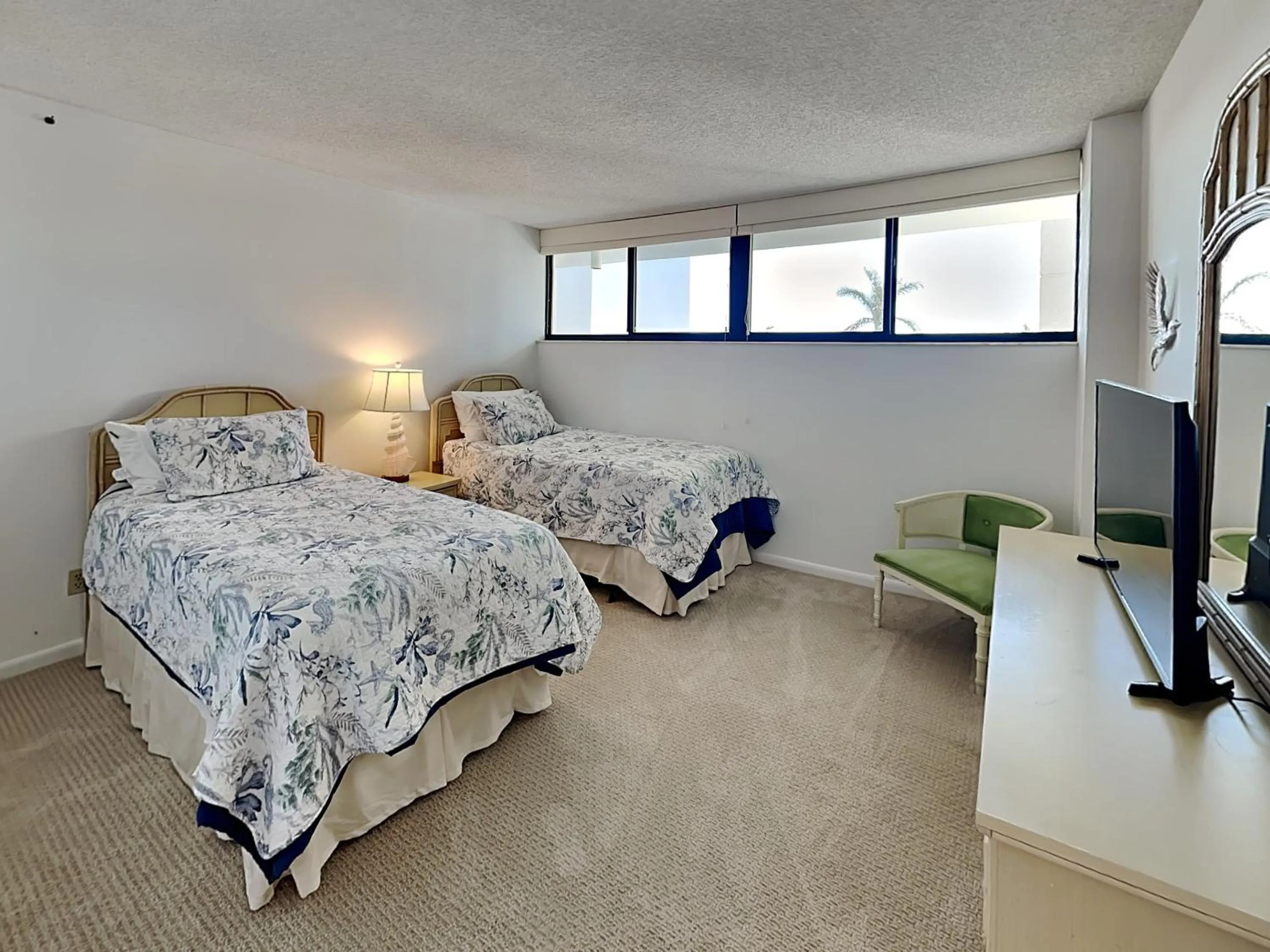 Bed in Palms of Bay Beach 4F