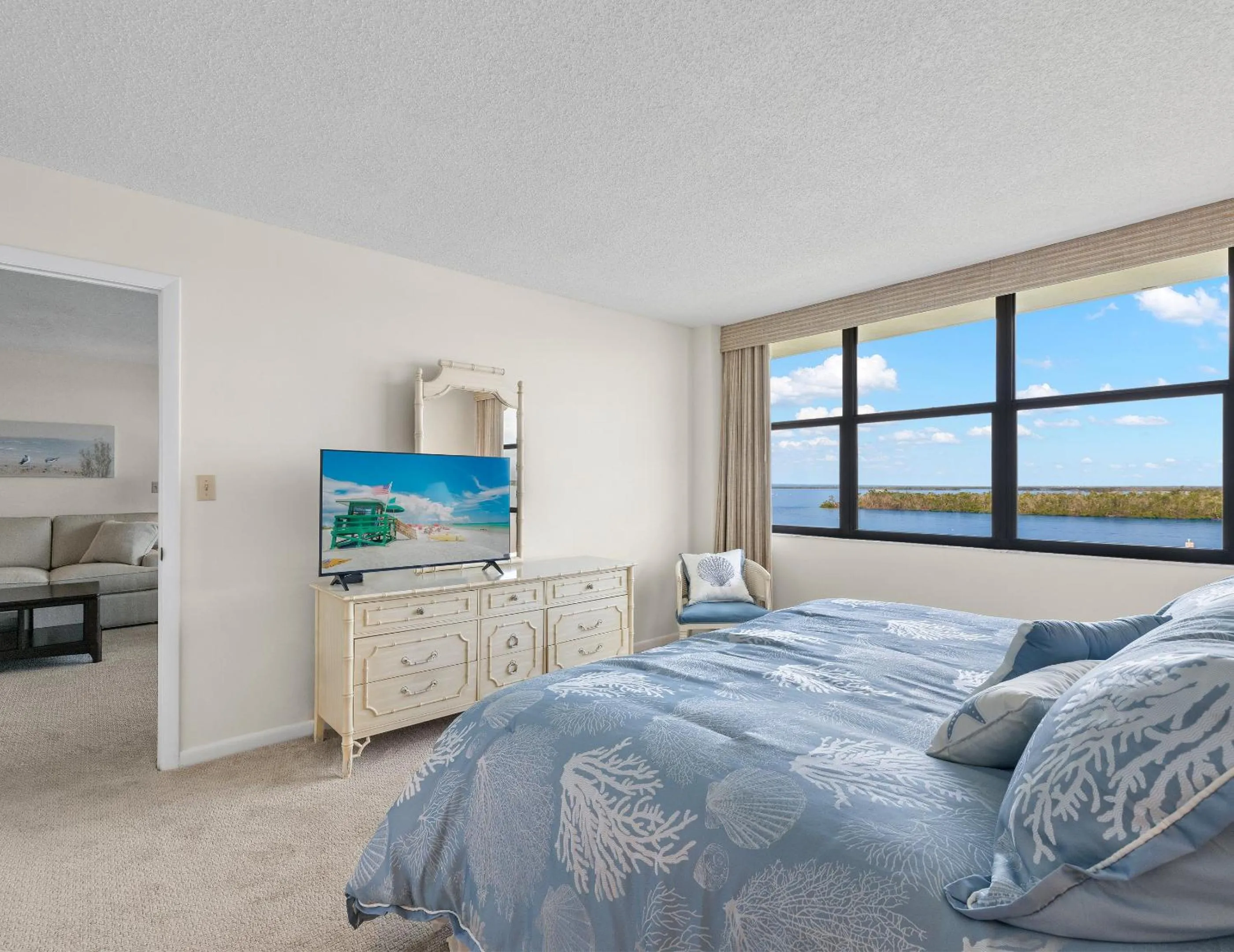 Property building, Bed in Palms of Bay Beach 4F