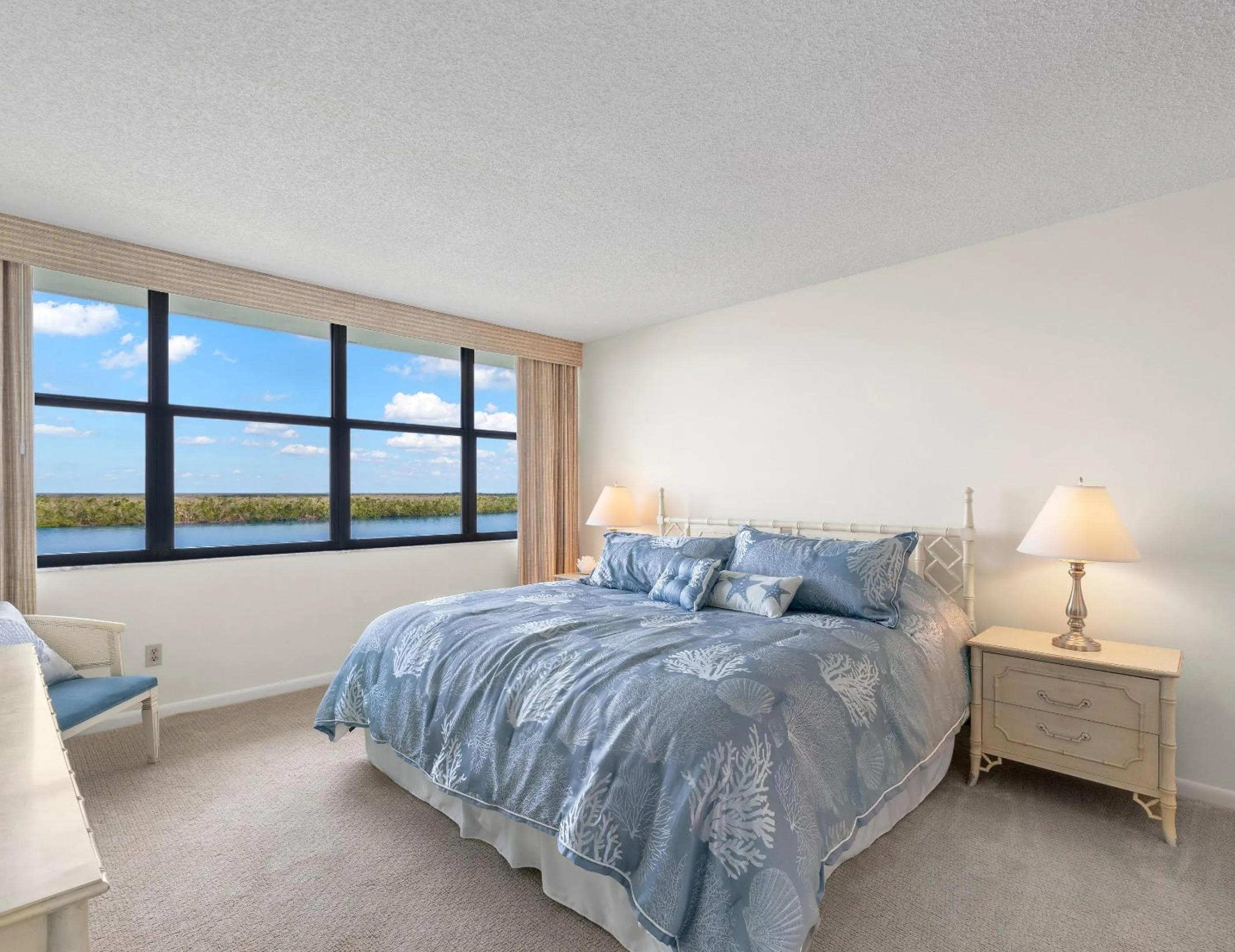 Property building, Bed in Palms of Bay Beach 4F