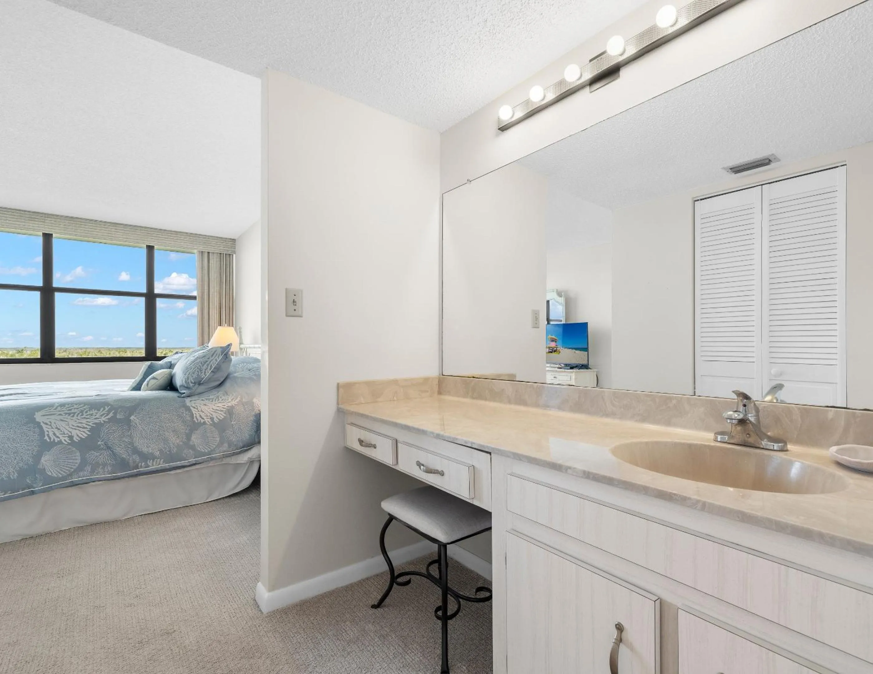 Property building, Bed in Palms of Bay Beach 4F