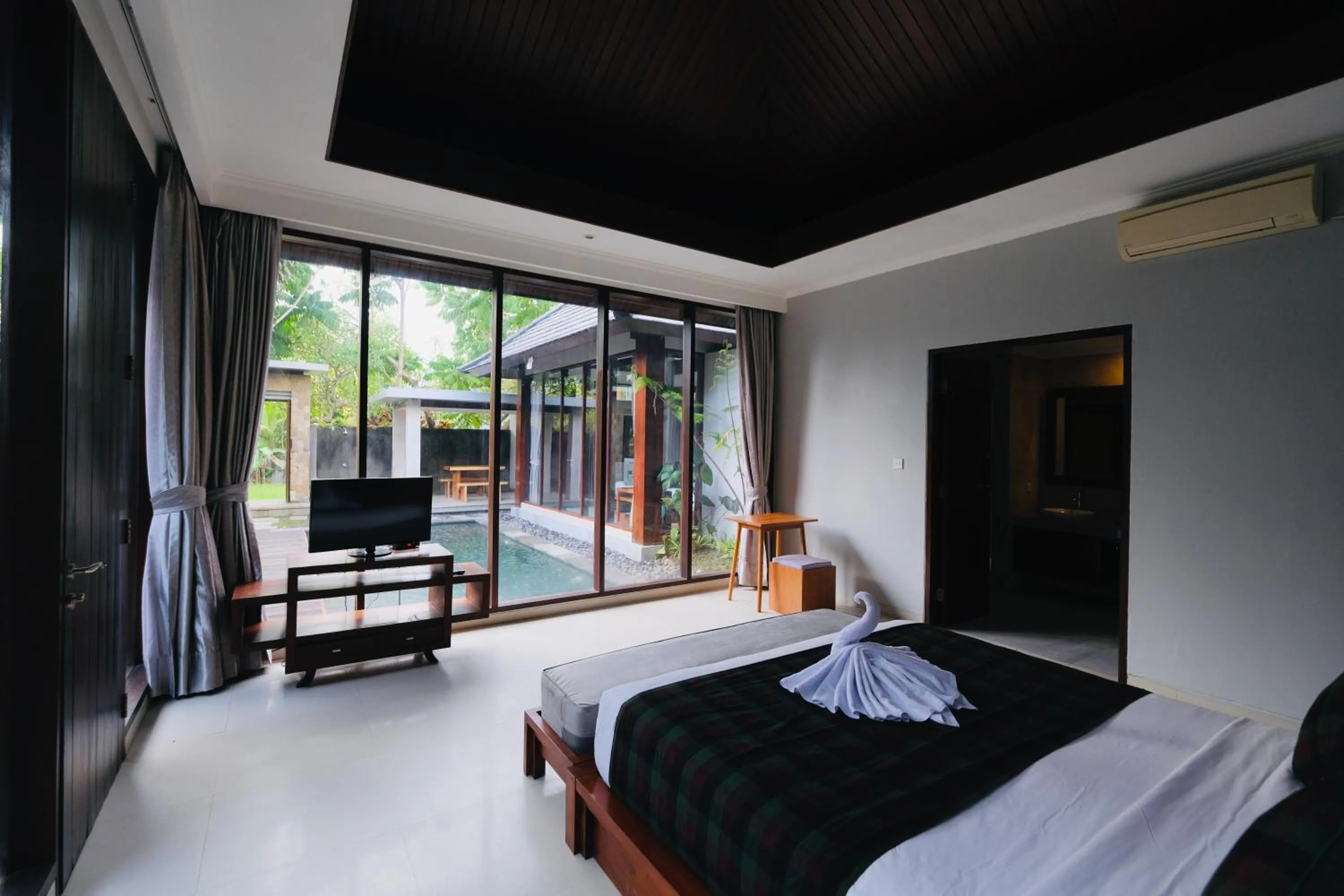 Pool view, Bed in Wana Karsa The Villas Ubud