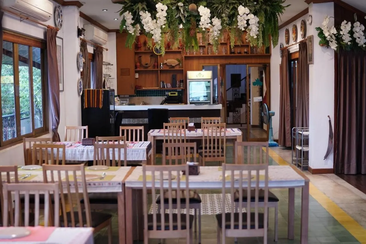 Restaurant/places to eat in Baan Huenphen Boutique Hotel