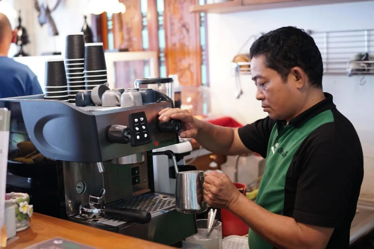 Restaurant/places to eat in Baan Huenphen Boutique Hotel