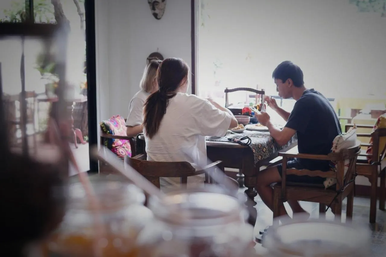 Restaurant/places to eat in Baan Huenphen Boutique Hotel