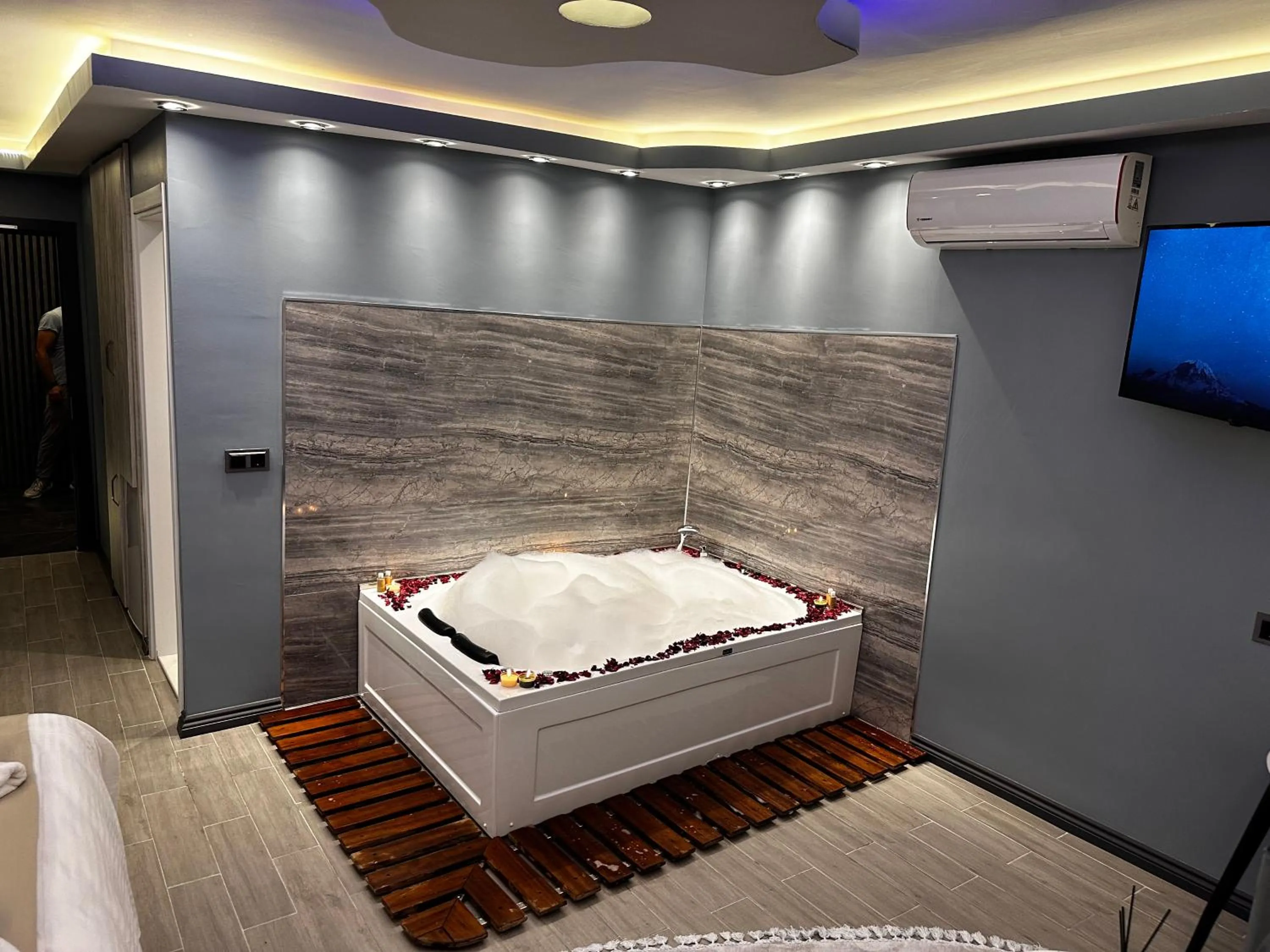 TV and multimedia, Bed in Blue Moonrise Hotel