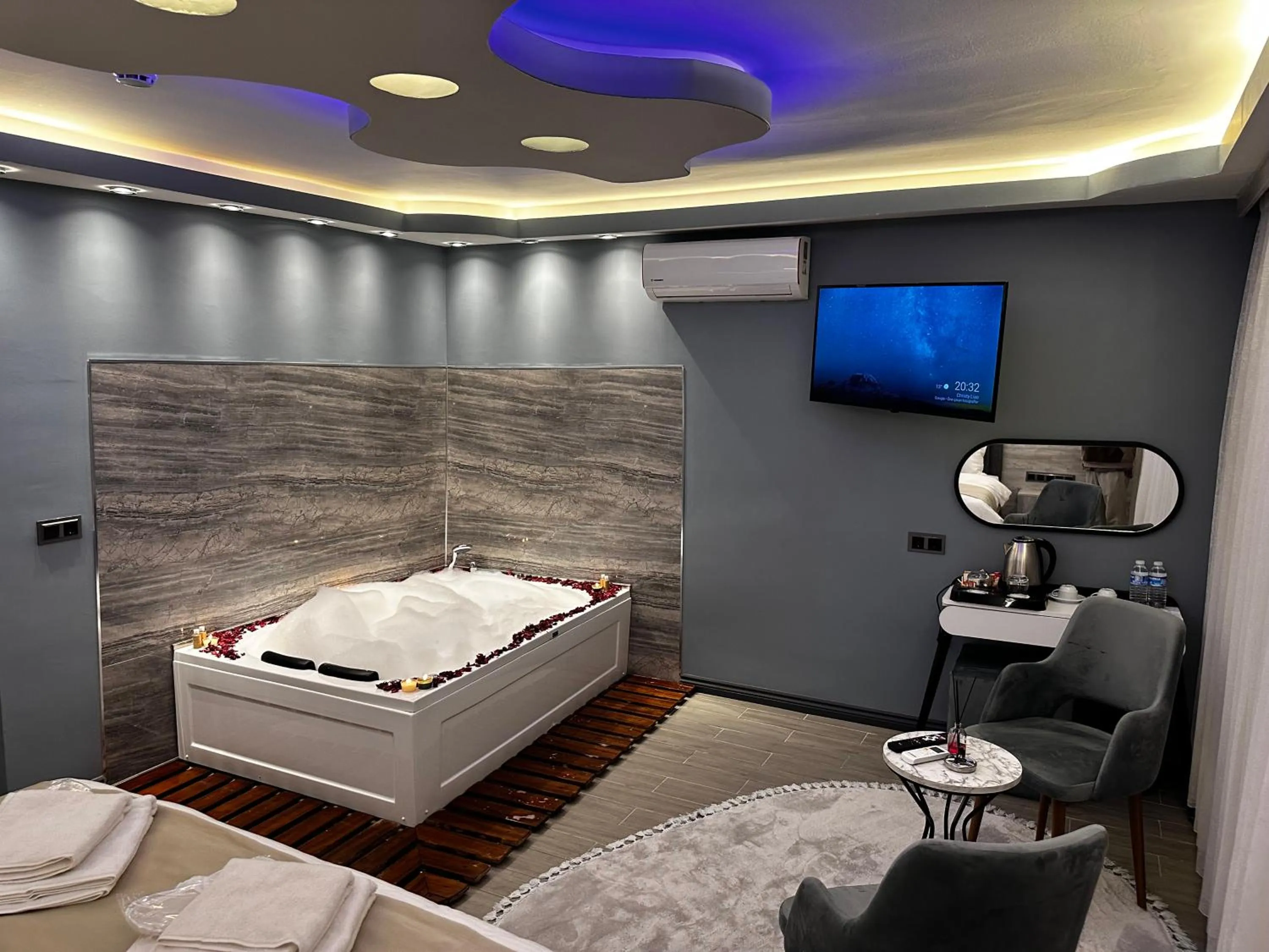 TV and multimedia, Bed in Blue Moonrise Hotel