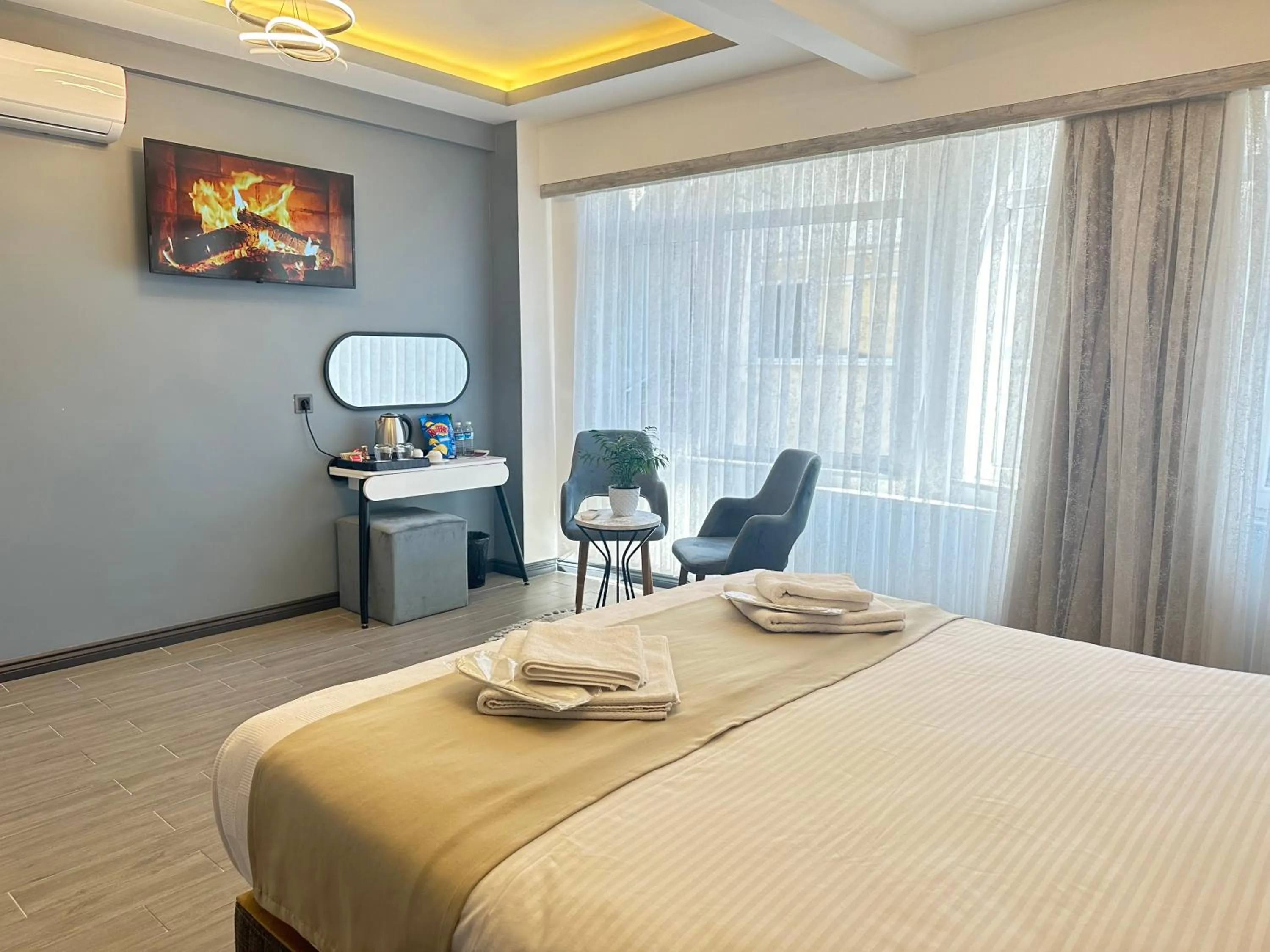 Communal lounge/ TV room, Bed in Blue Moonrise Hotel