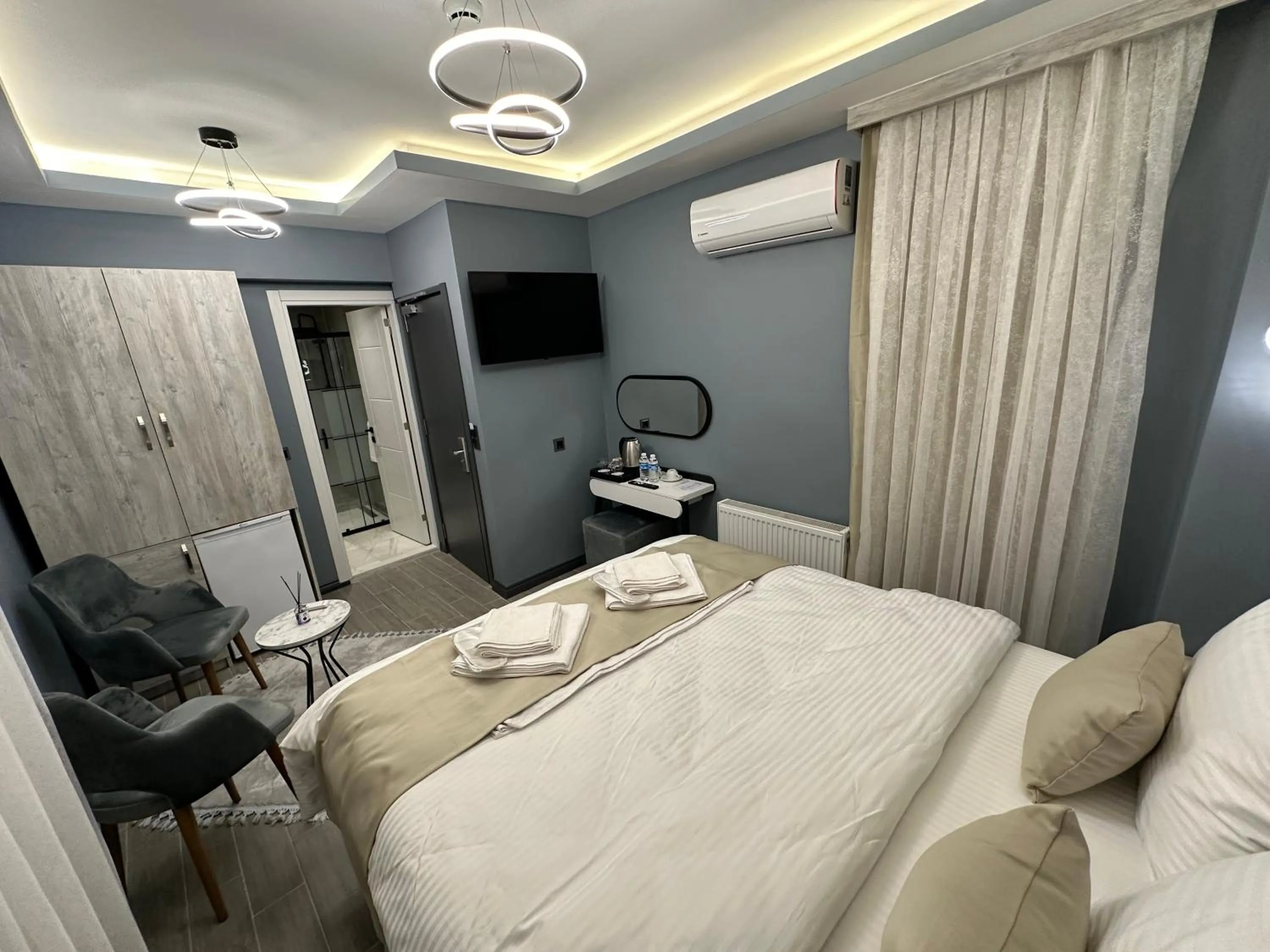 TV and multimedia, Bed in Blue Moonrise Hotel