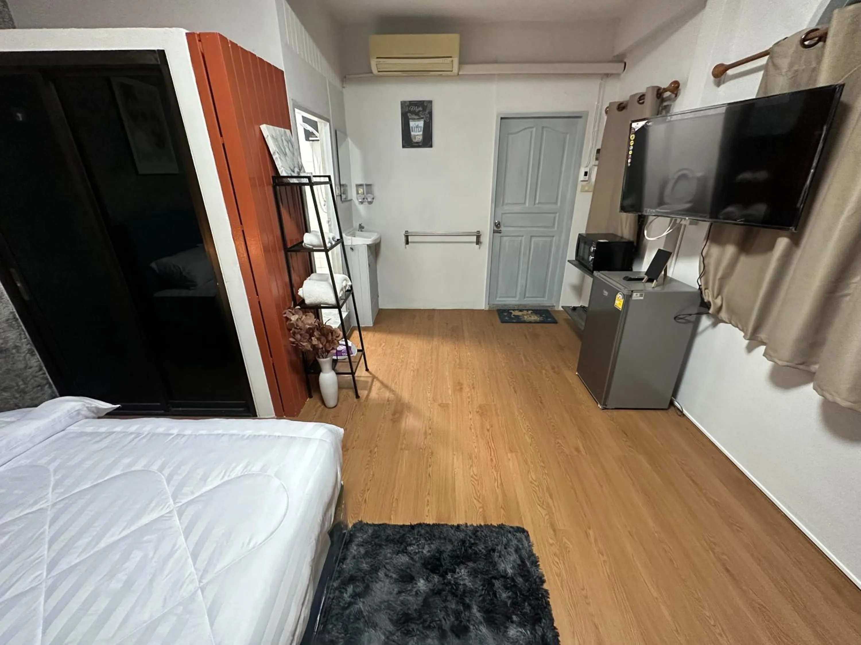 Photo of the whole room, Bed in Hommie by De-A-Ga