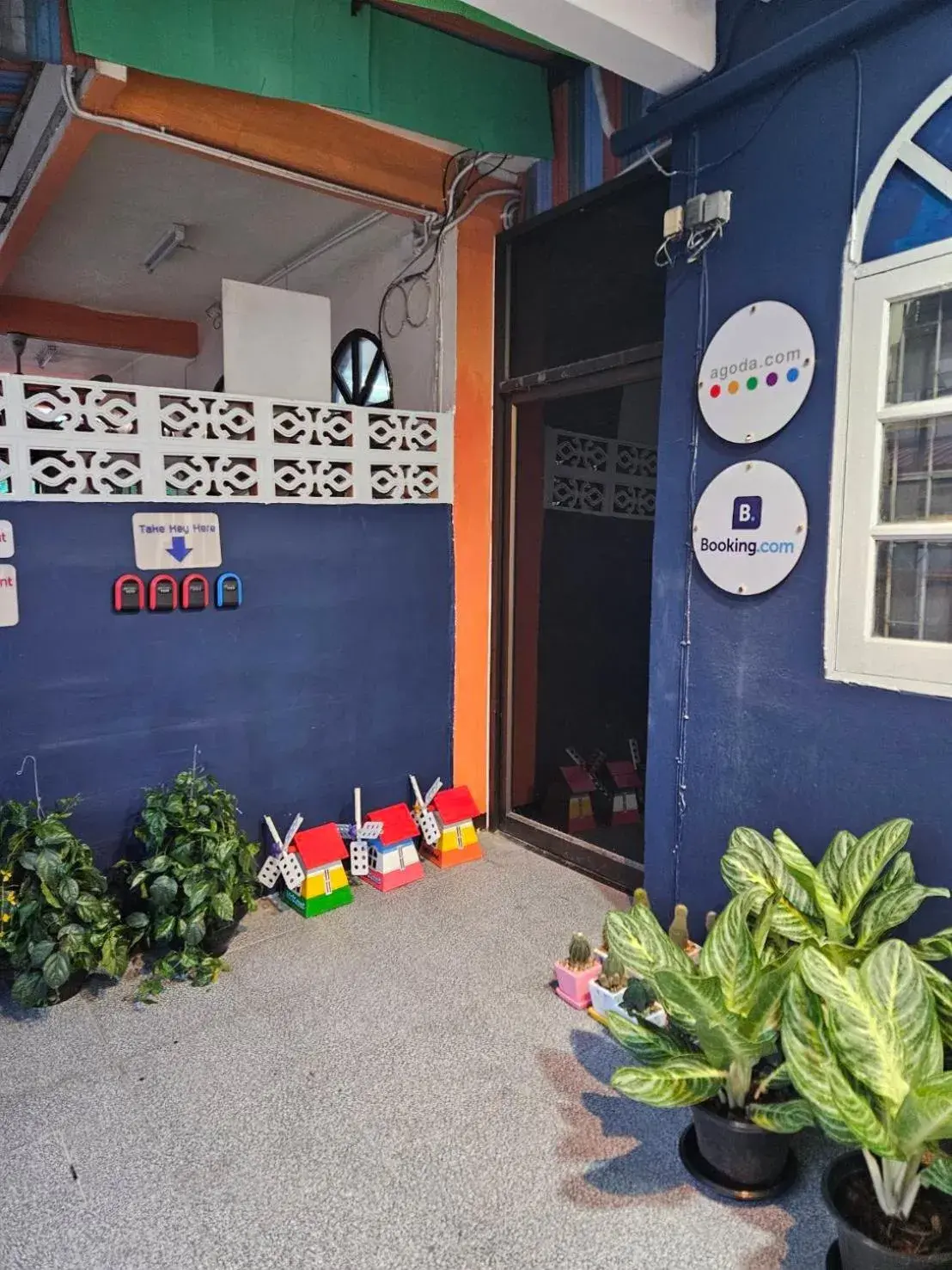 Facade/entrance in Hommie by De-A-Ga Facade/entrance in Hommie by De-A-Ga