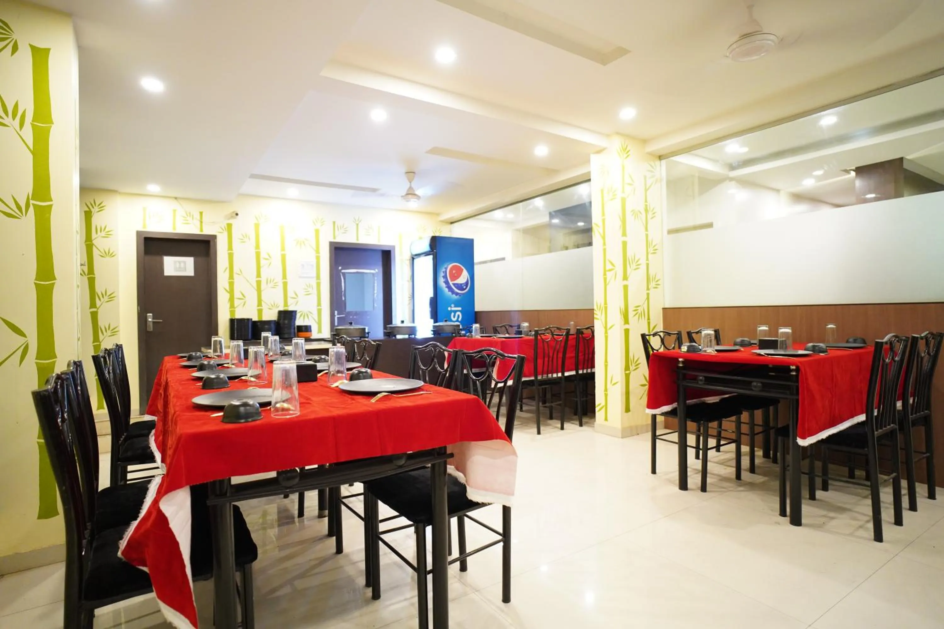 Restaurant/places to eat in Hotel Shri Govind