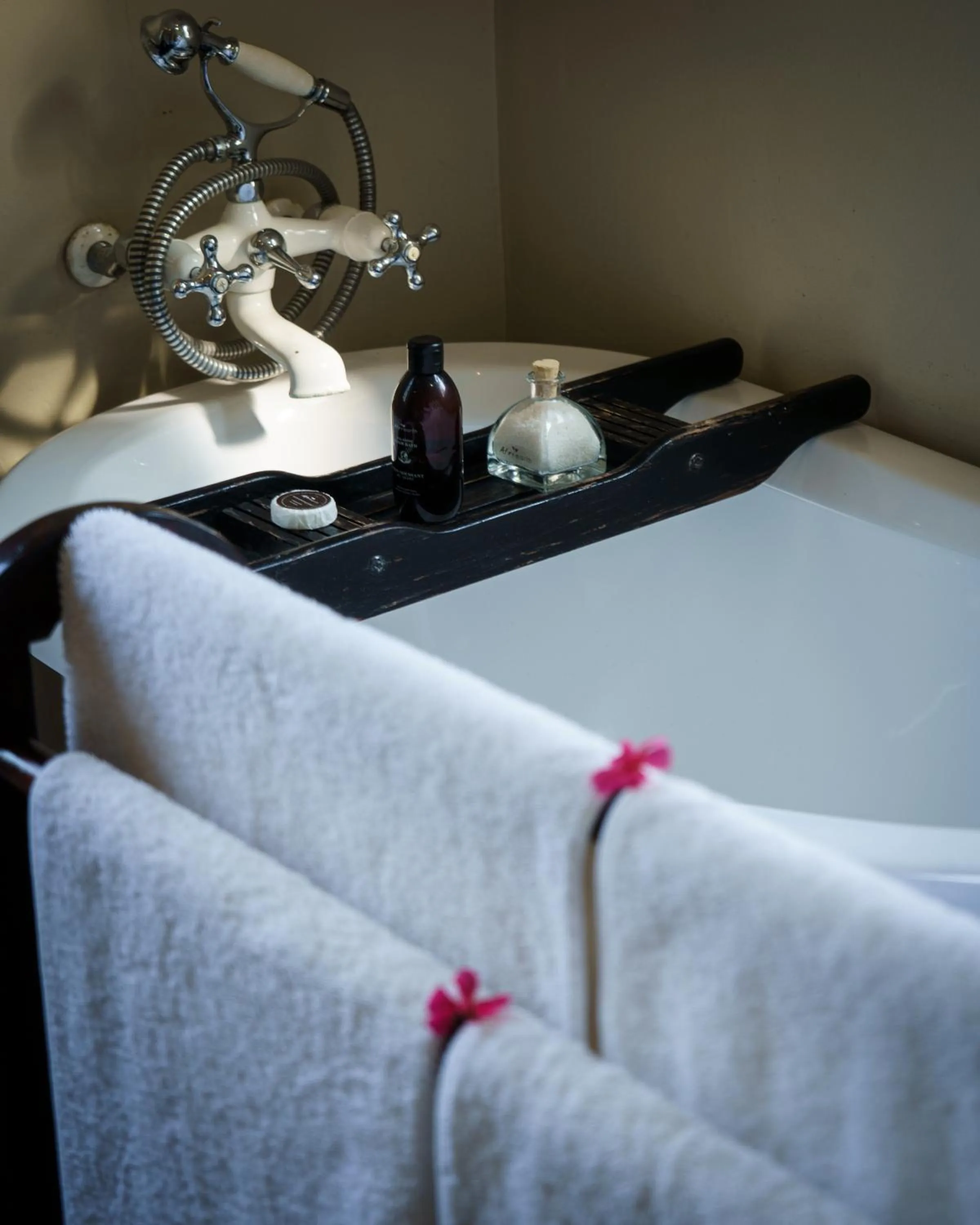 Bathroom, Bed in RiverBend Lodge