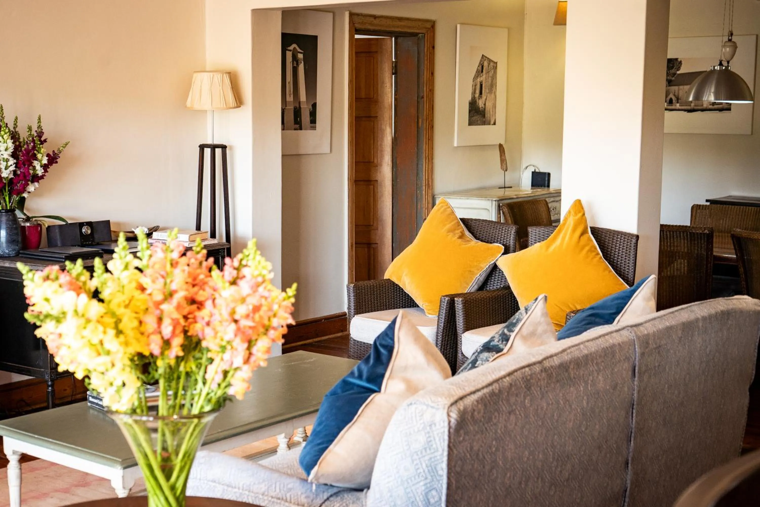 Lounge or bar in RiverBend Lodge