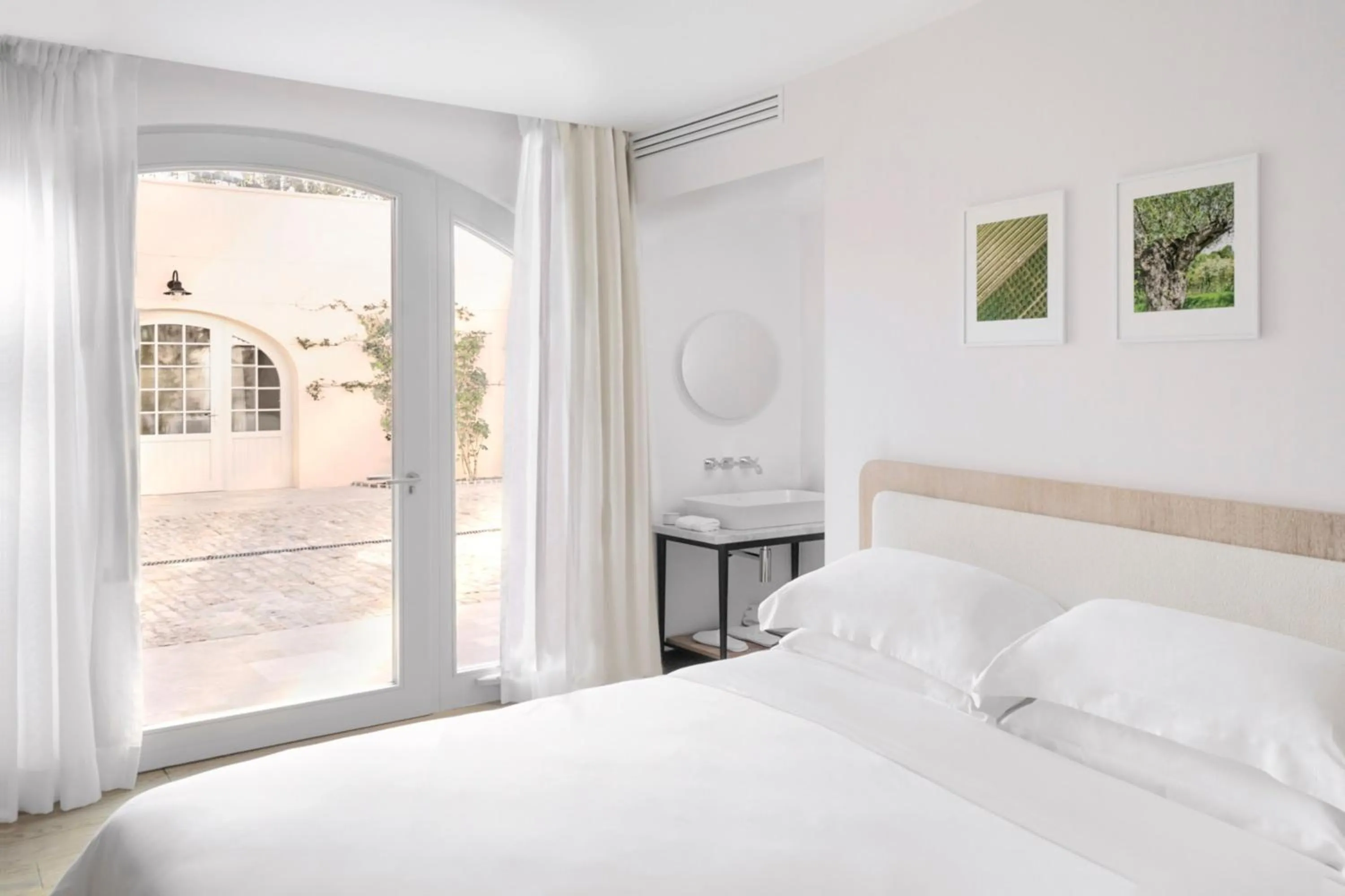 Bedroom, Bed in Auberge La Coste