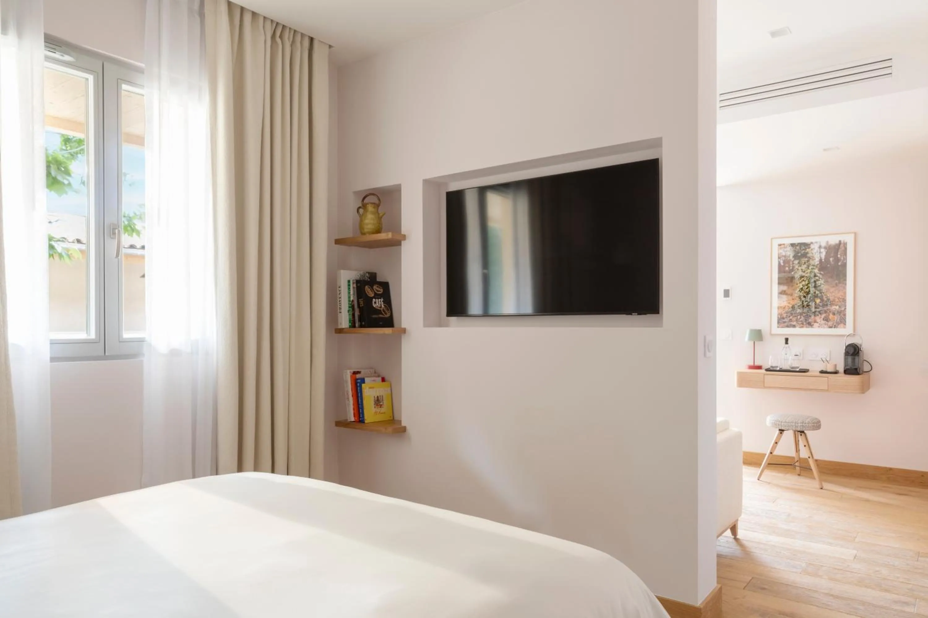 Photo of the whole room, Bed in Auberge La Coste