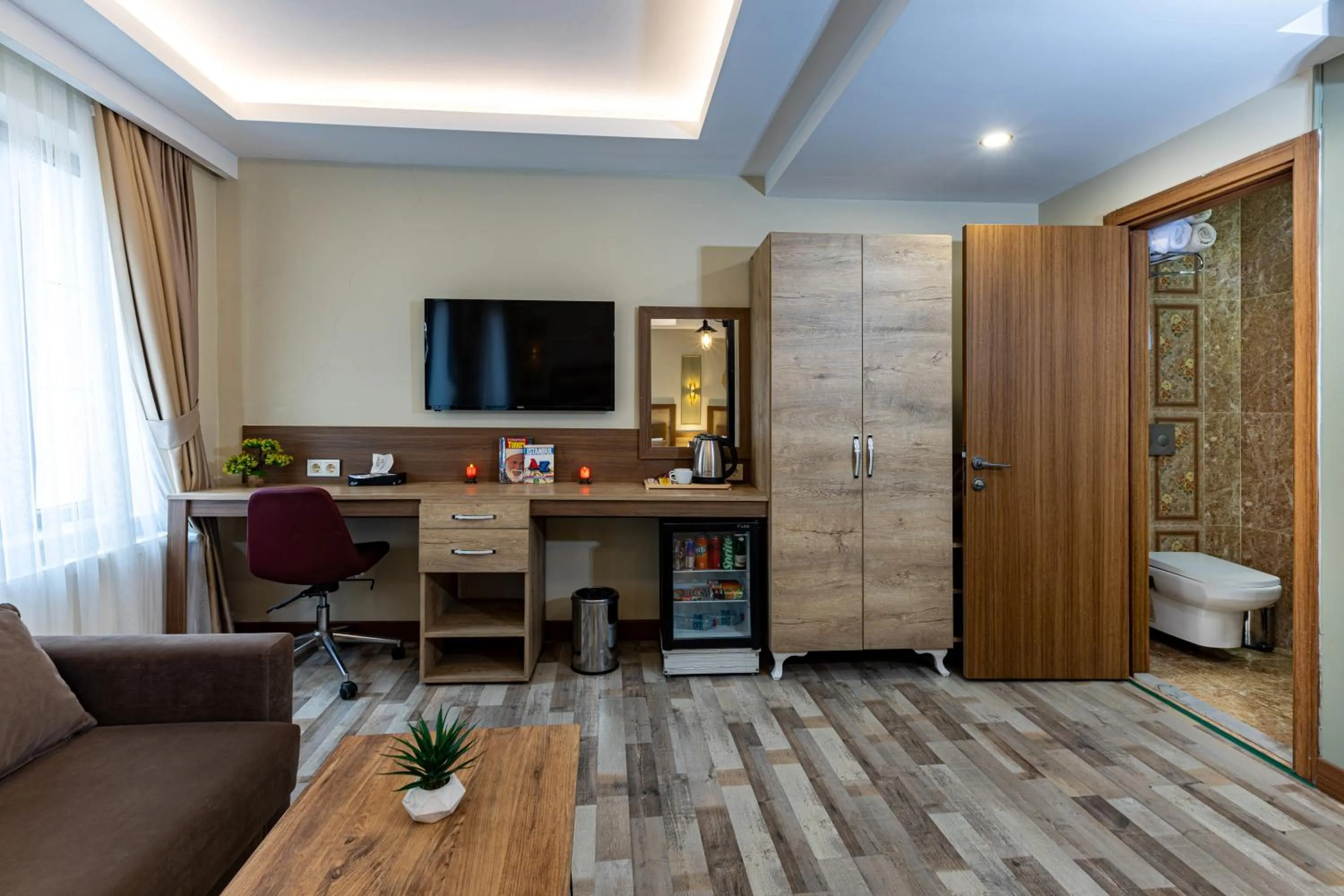 TV and multimedia in LINNGA HOTEL & SUITE