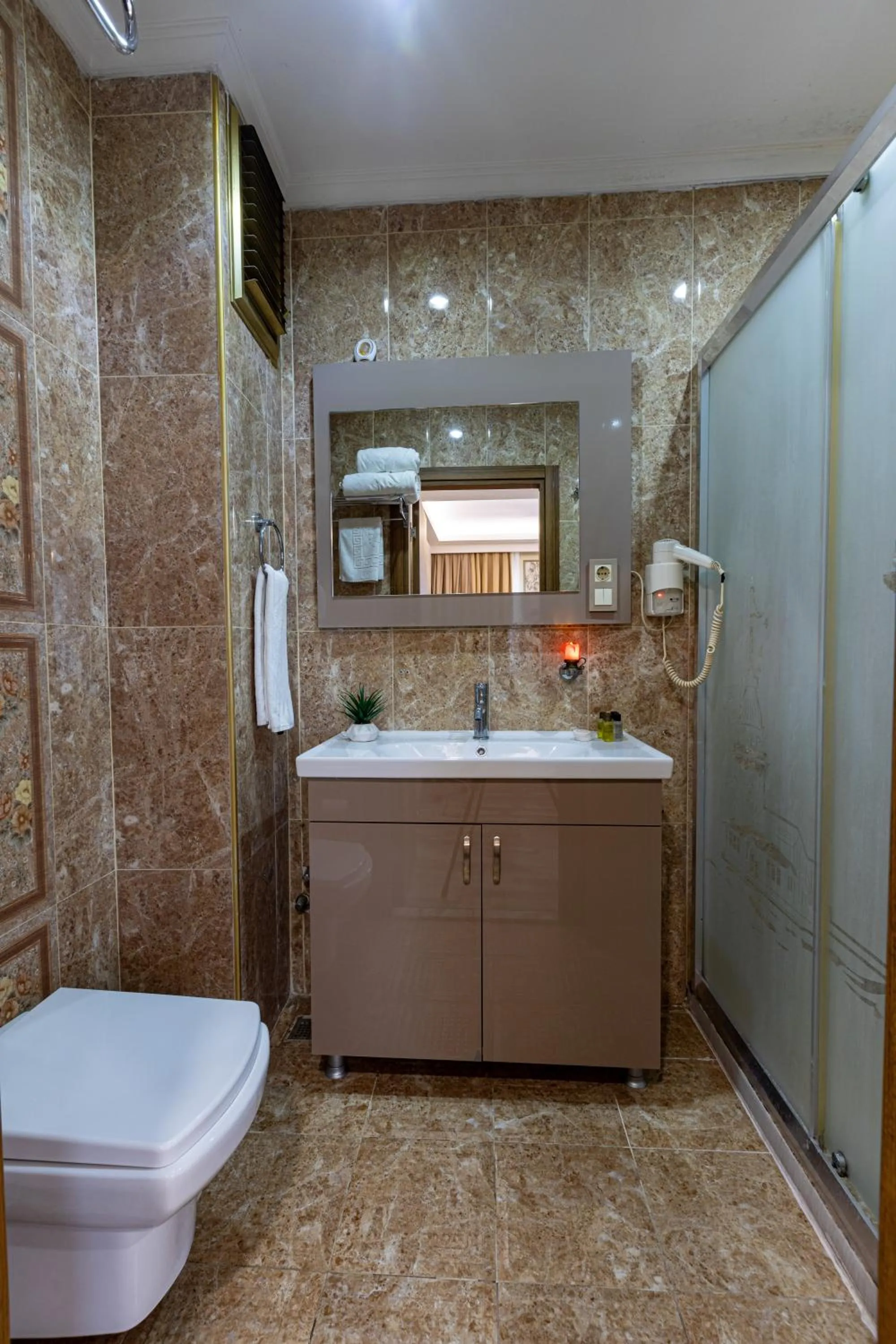 Shower in LINNGA HOTEL & SUITE