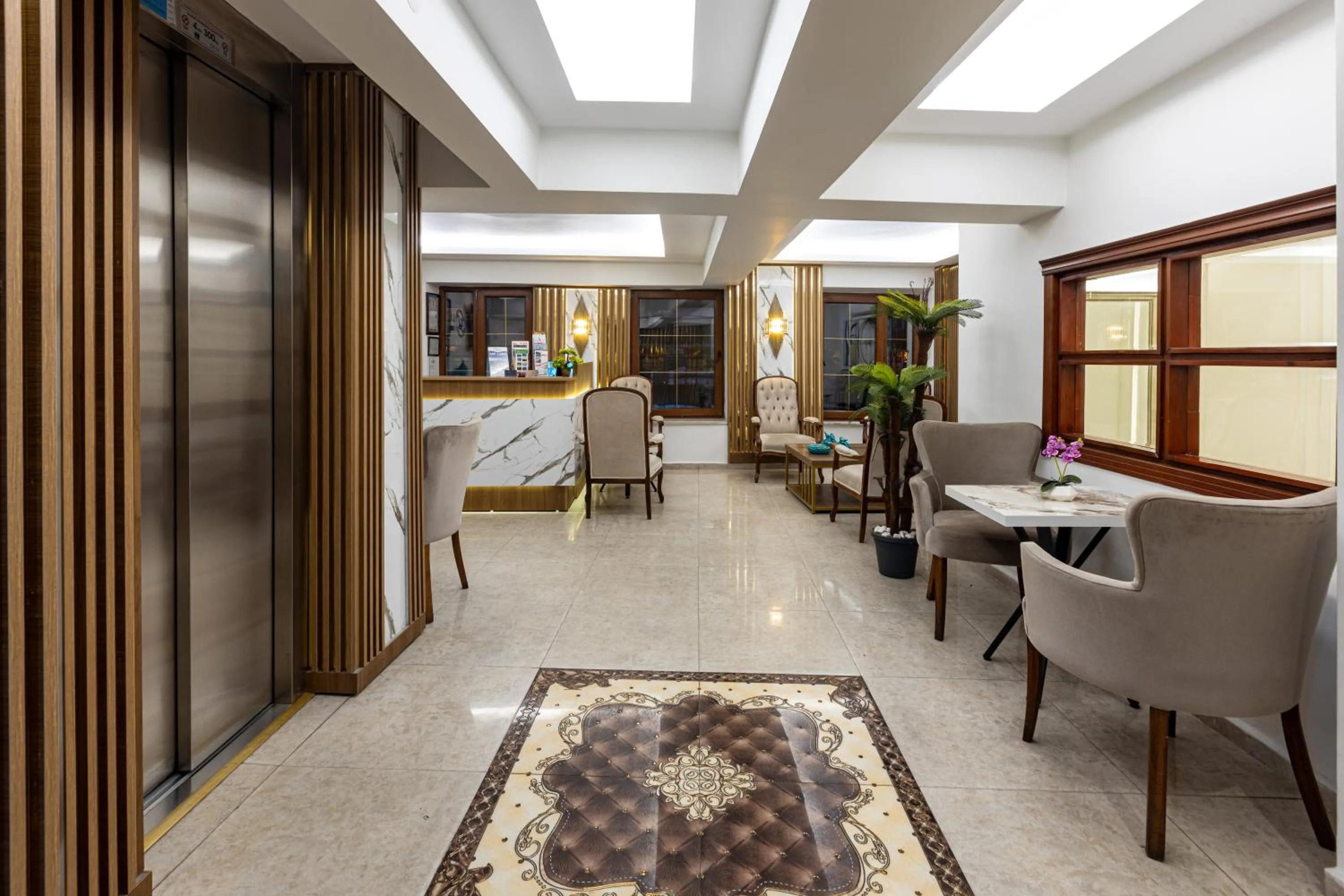 Lobby or reception in LINNGA HOTEL & SUITE