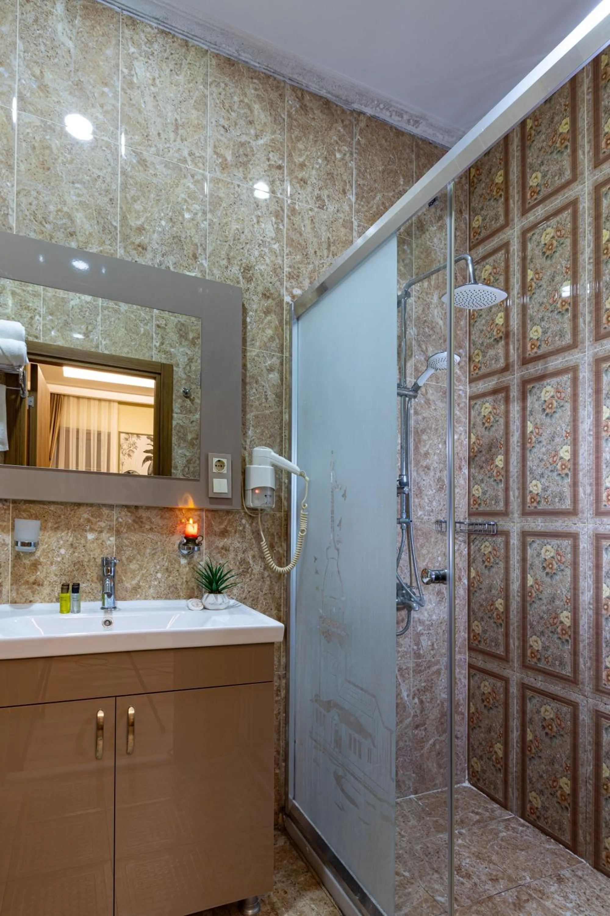 Shower in LINNGA HOTEL & SUITE