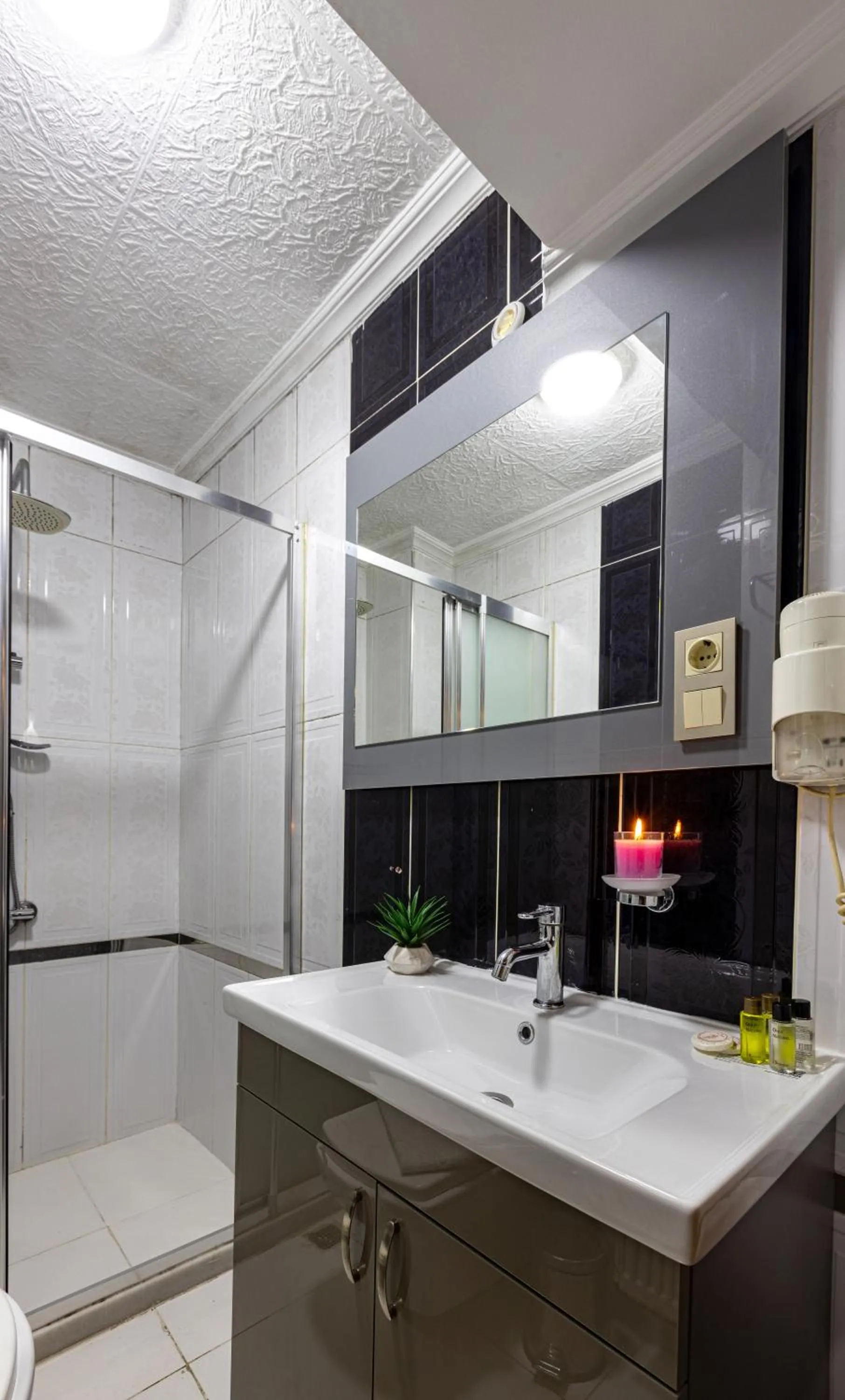 Shower in LINNGA HOTEL & SUITE