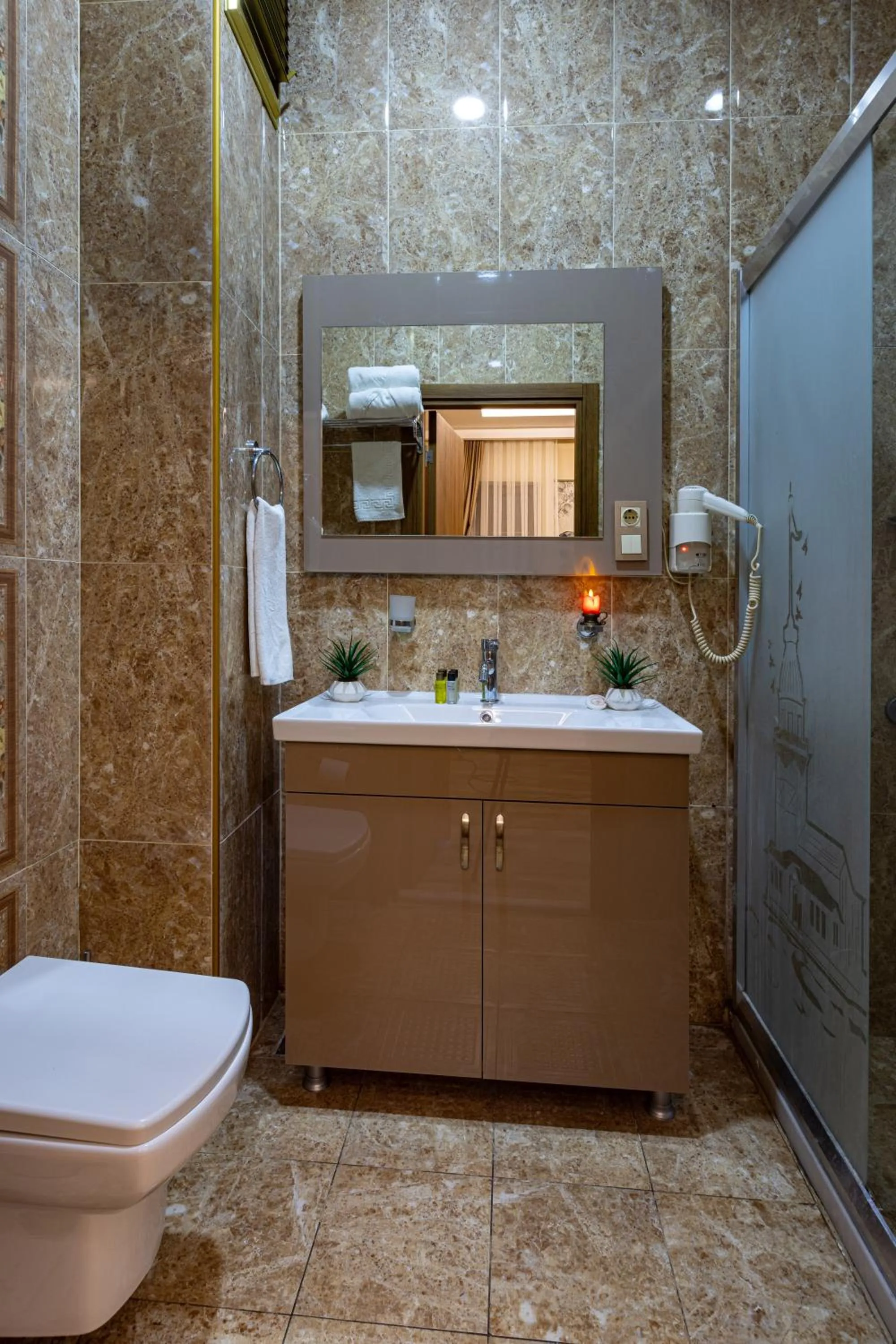 Shower in LINNGA HOTEL & SUITE