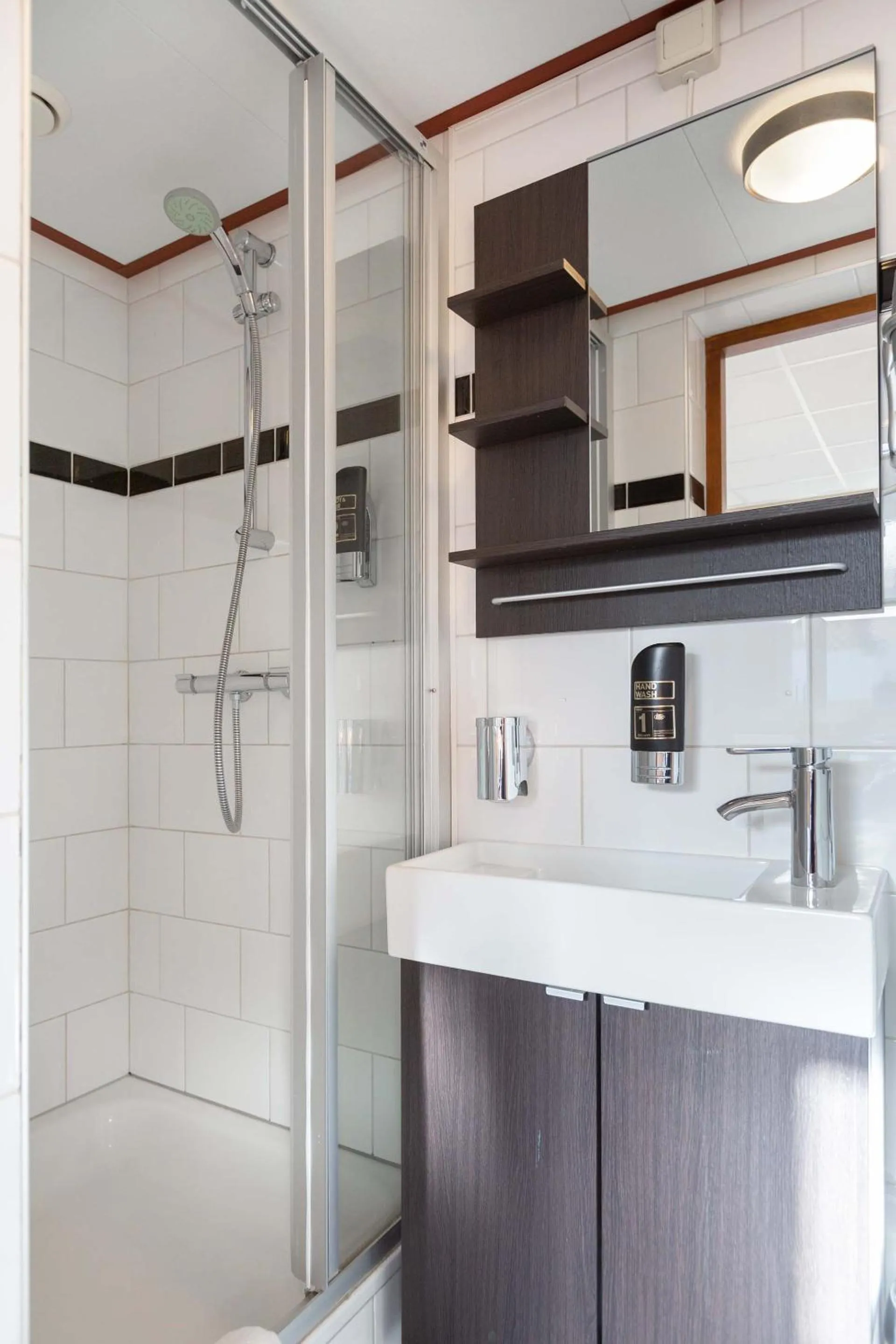 Shower in Strandhotel Scheveningen