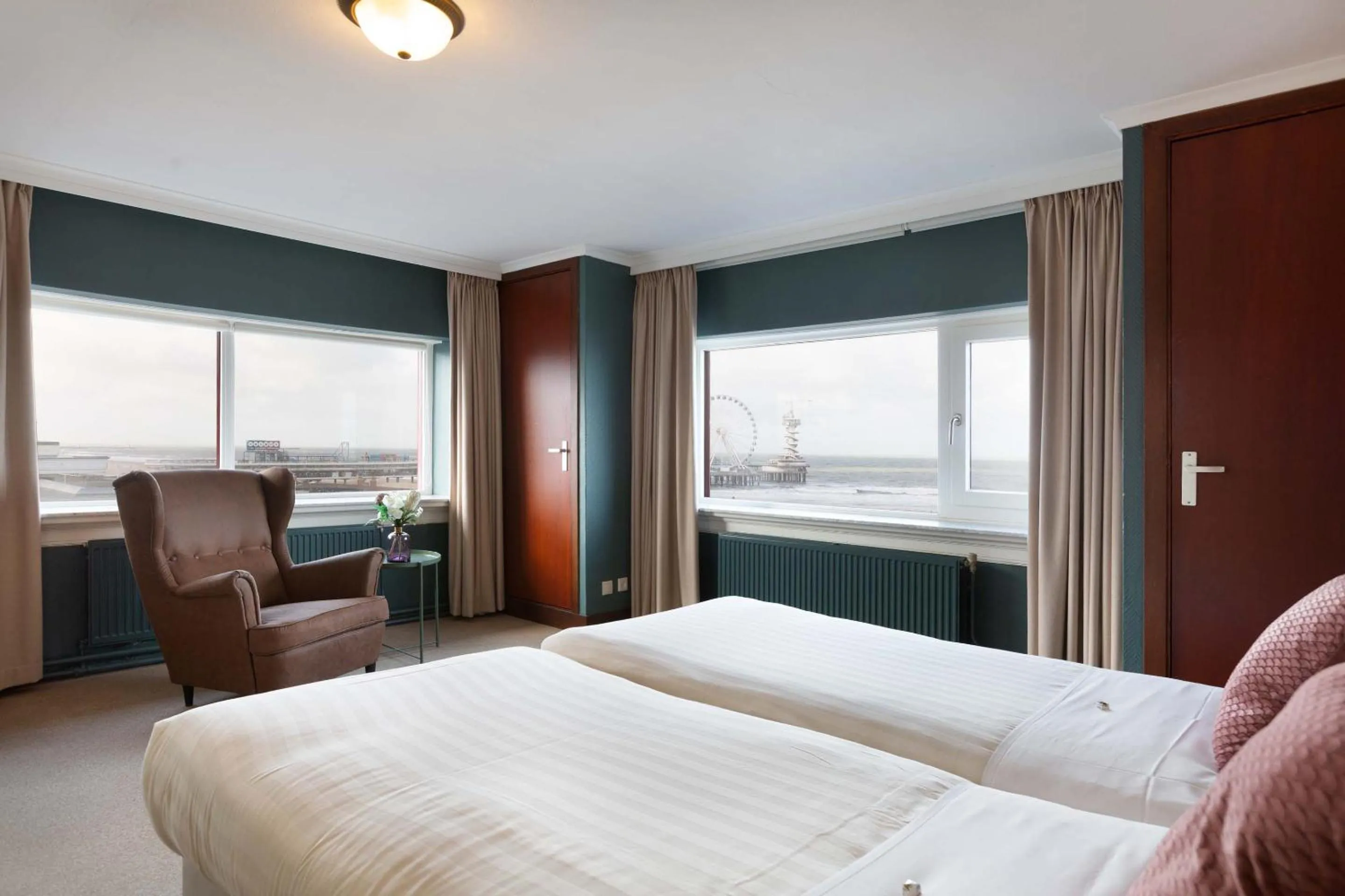 Photo of the whole room, Bed in Strandhotel Scheveningen