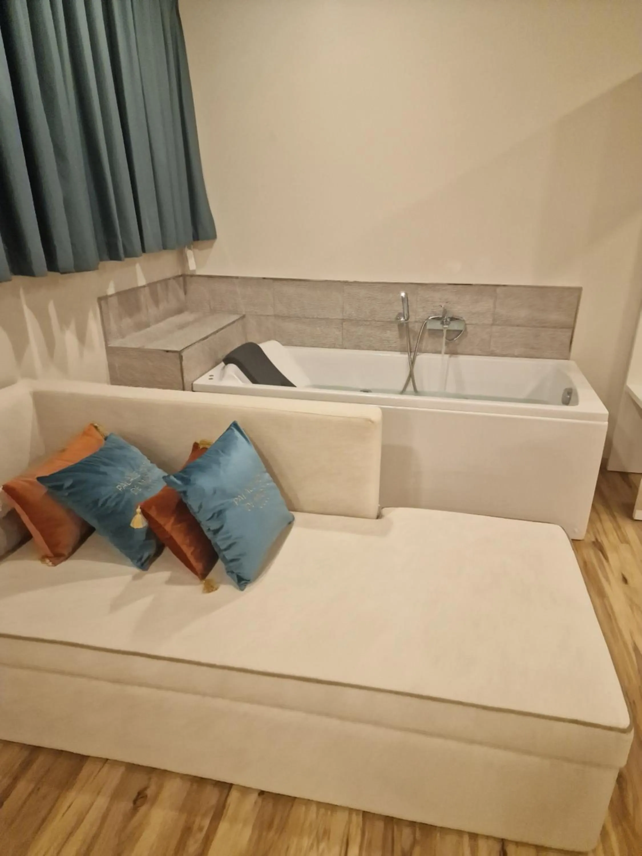 Hot Tub, Bed in Palace Hotel de Midões