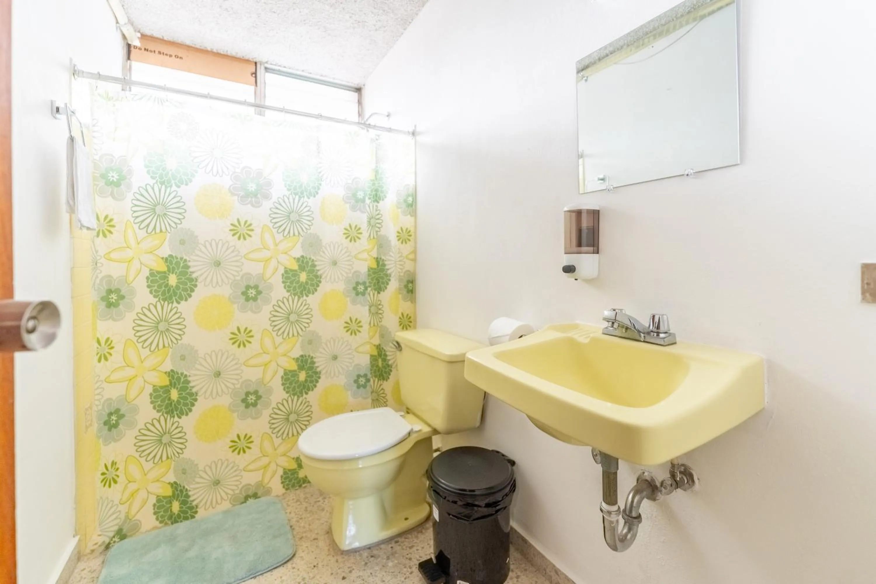 Shower in Volcano Hostal y Restaurante