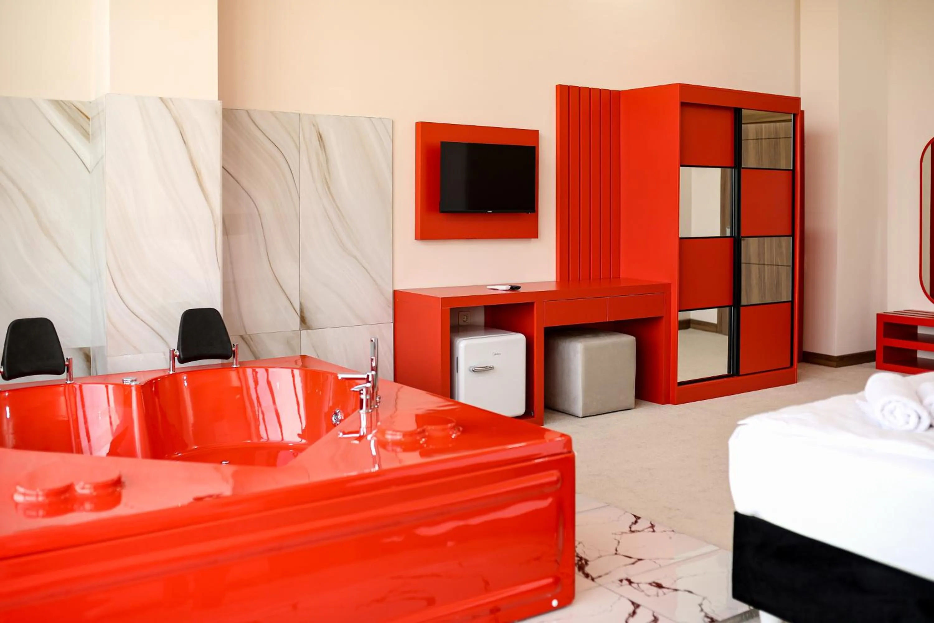 Hot Tub, Bed in Chateau Milisi