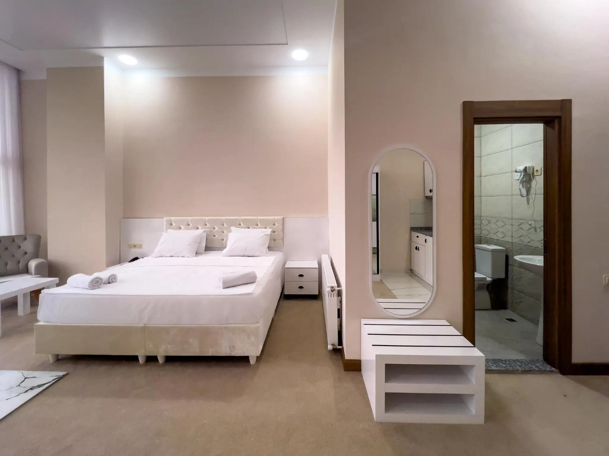Shower, Bed in Chateau Milisi