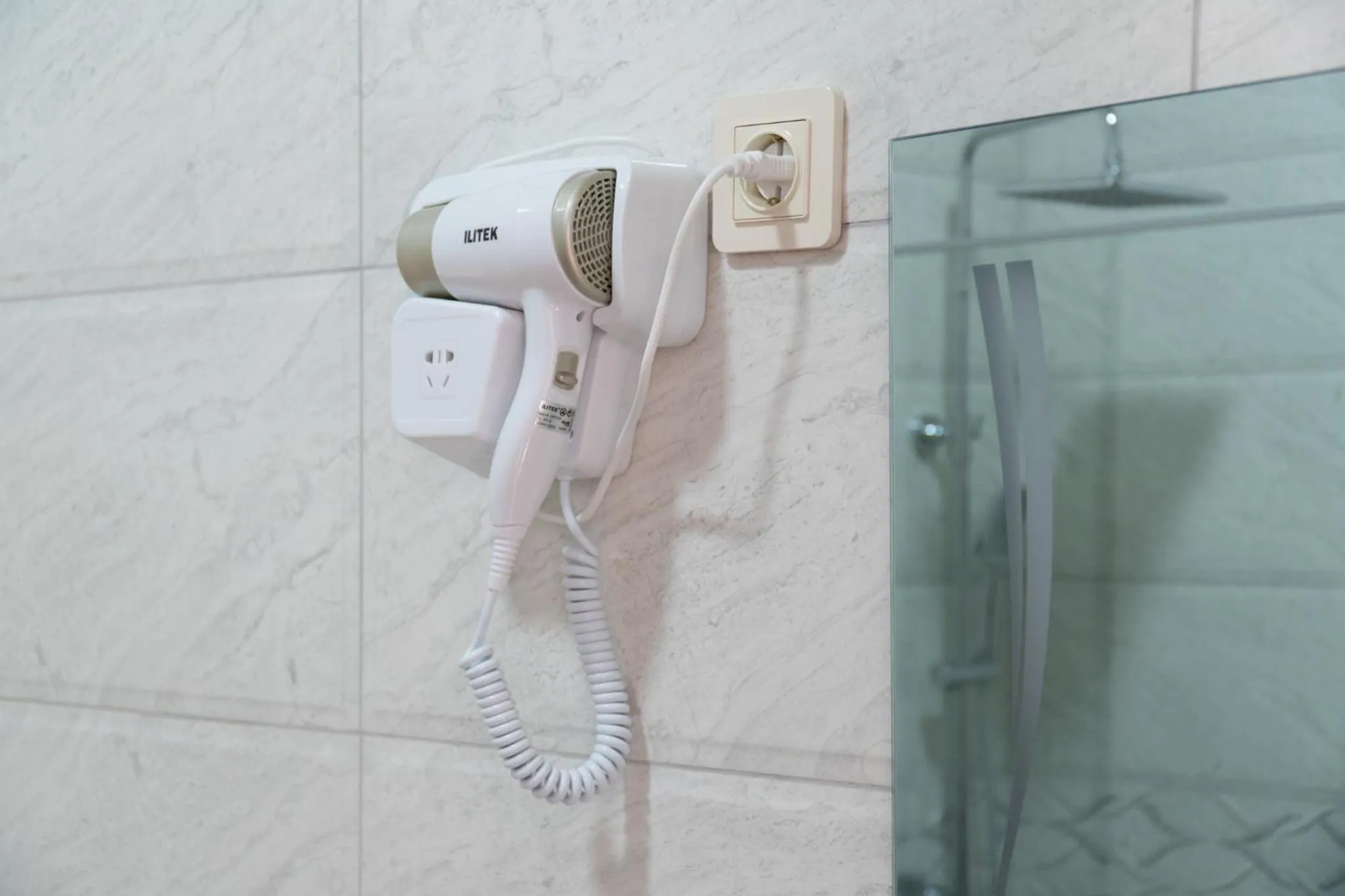 Shower in Chateau Milisi