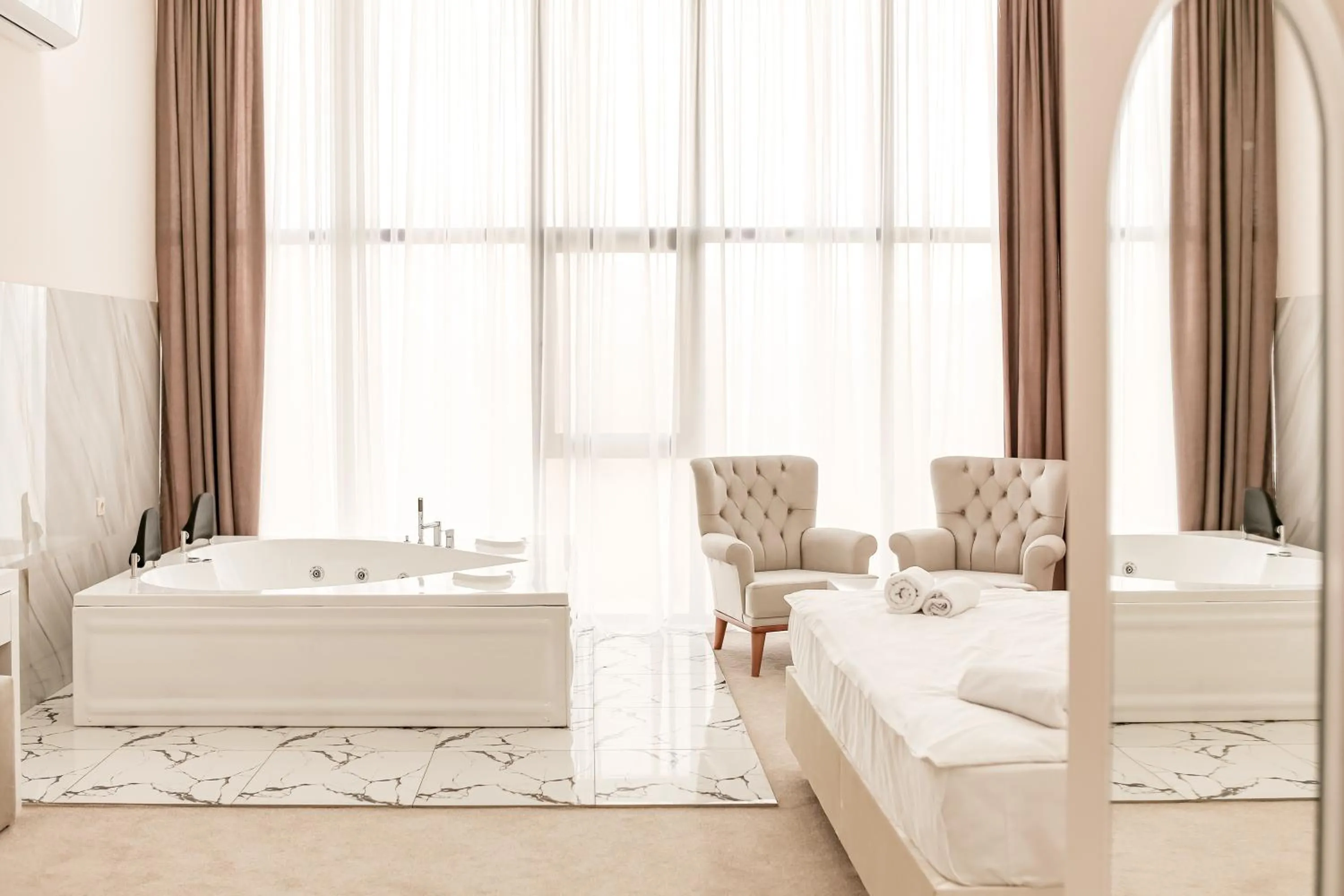 Bath, Bed in Chateau Milisi