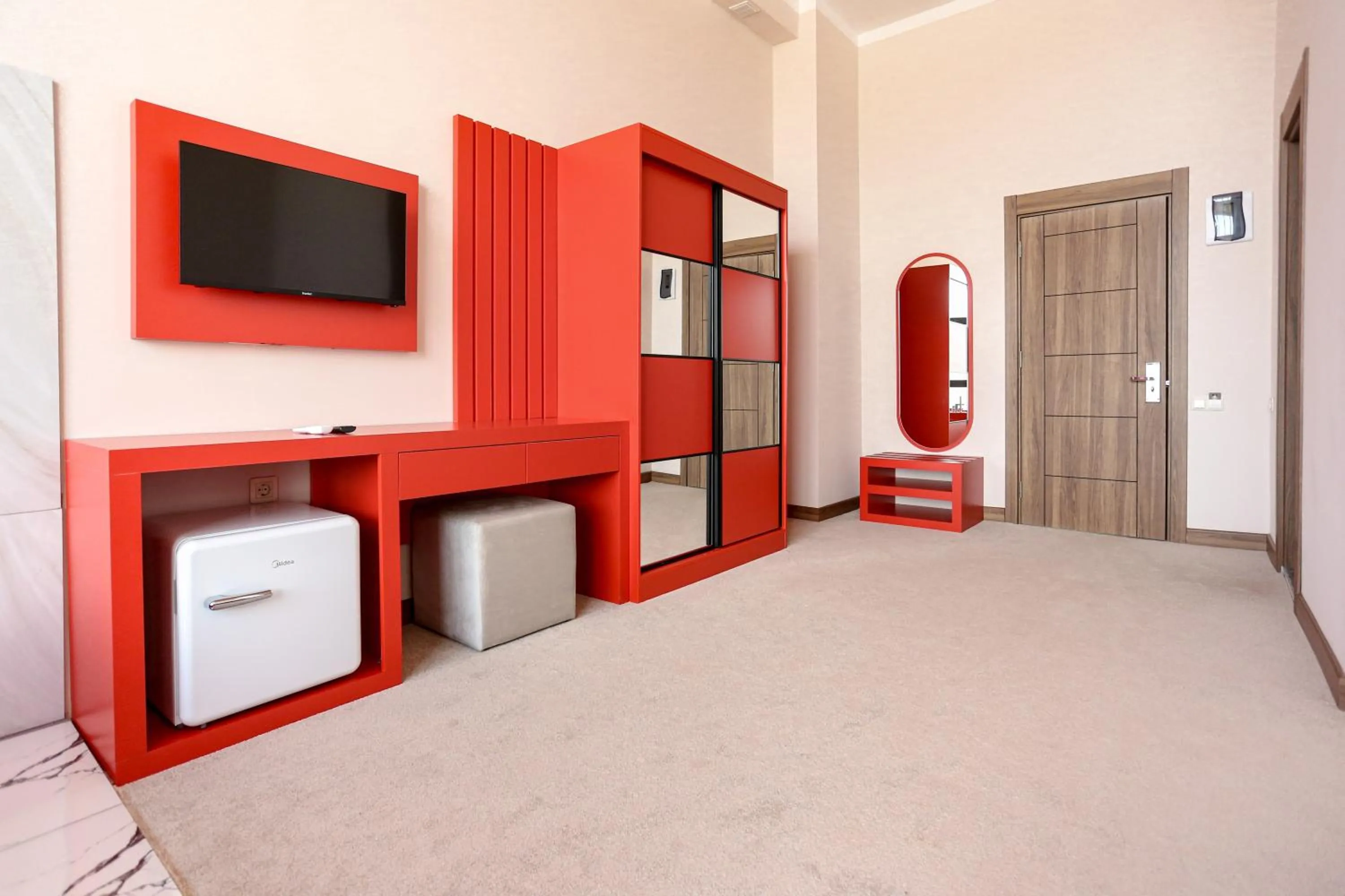 wardrobe, Bed in Chateau Milisi